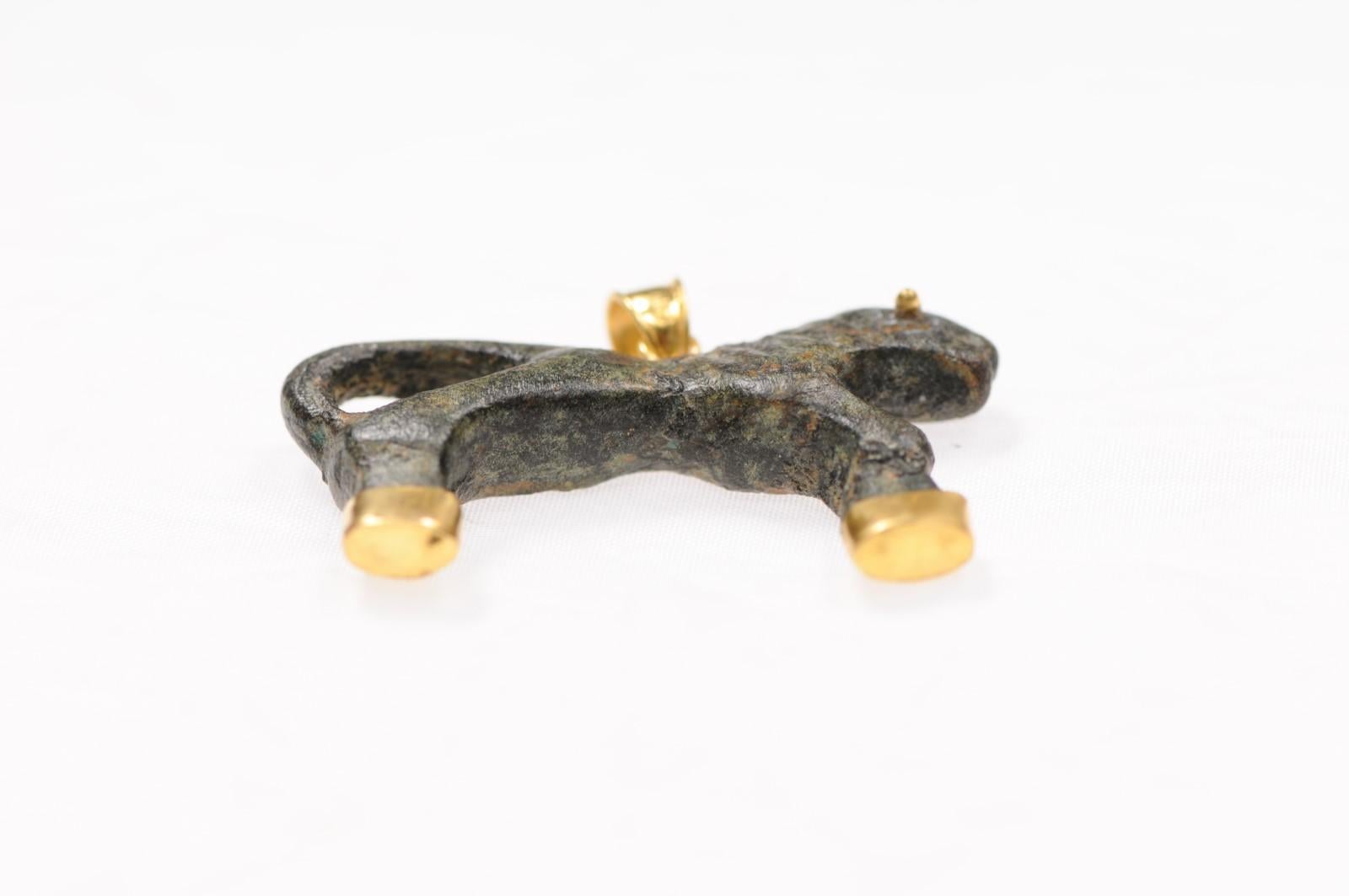 Charm in bronzo rustico con animali dell'Antica Roma e accenti in oro 21 carati (solo charm) in vendita 6