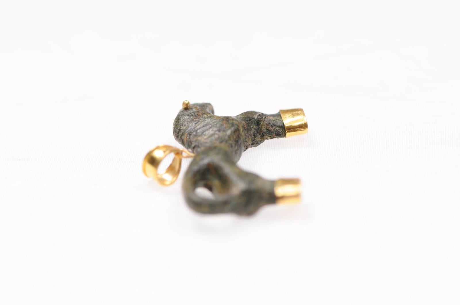 Charm in bronzo rustico con animali dell'Antica Roma e accenti in oro 21 carati (solo charm) in vendita 7