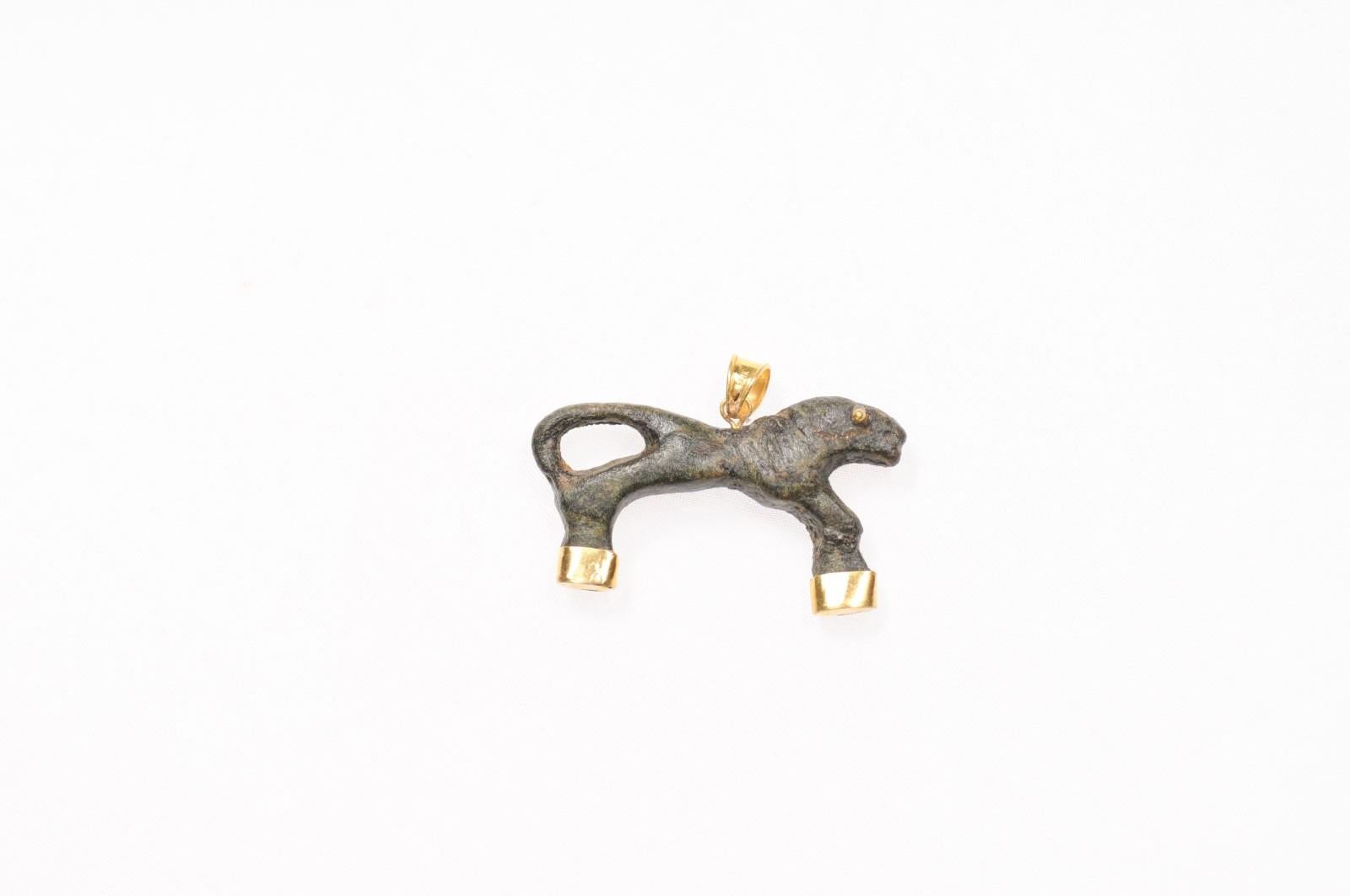 Charm in bronzo rustico con animali dell'Antica Roma e accenti in oro 21 carati (solo charm) in vendita 8