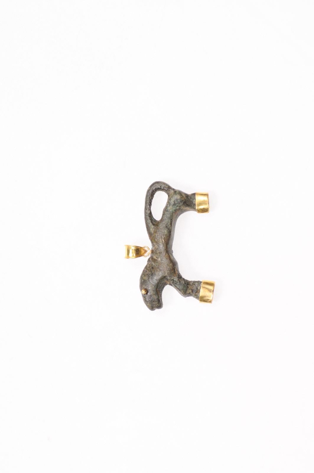 Charm in bronzo rustico con animali dell'Antica Roma e accenti in oro 21 carati (solo charm) in vendita 9