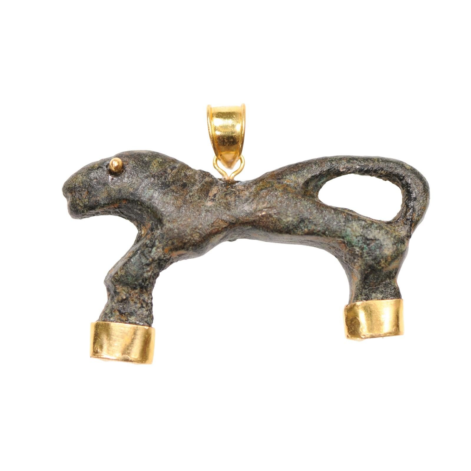Un animale in bronzo, forse una pantera o un leone, proveniente dall'Antica Roma. Questa splendida figura di animale rustico presenta una meravigliosa patina che ne dimostra l'età. L'animale è incastonato con una balla d'oro a 21 carati e zampe