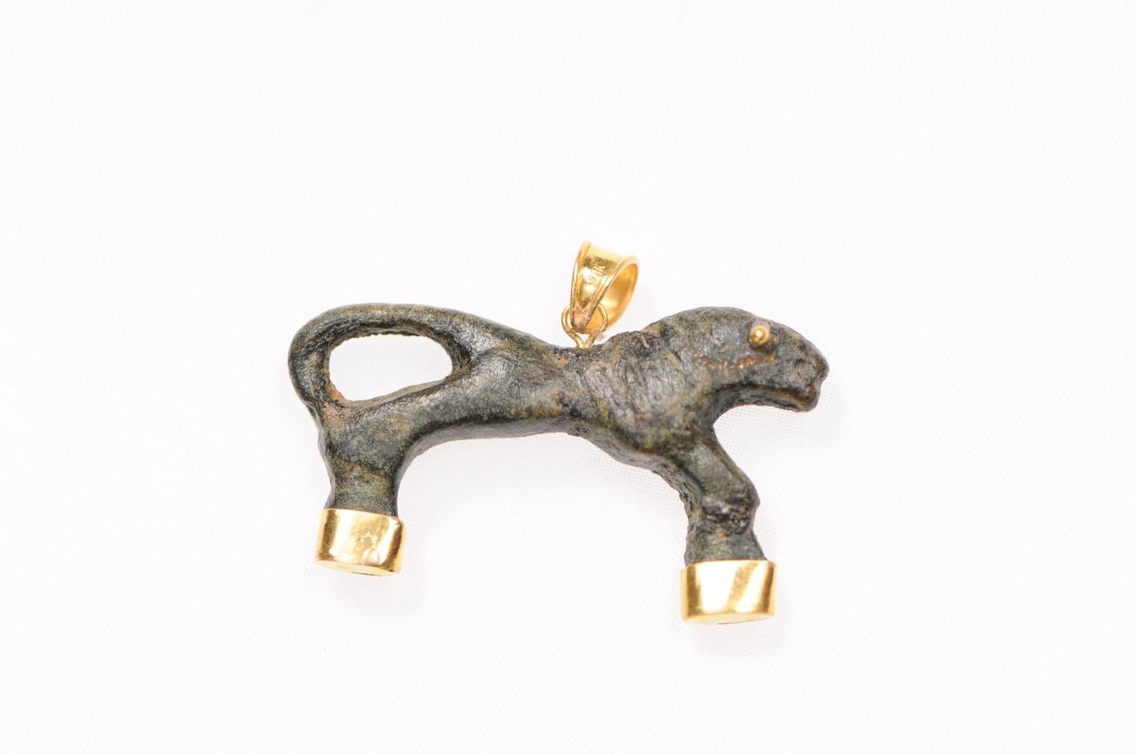Romano classico Charm in bronzo rustico con animali dell'Antica Roma e accenti in oro 21 carati (solo charm) in vendita