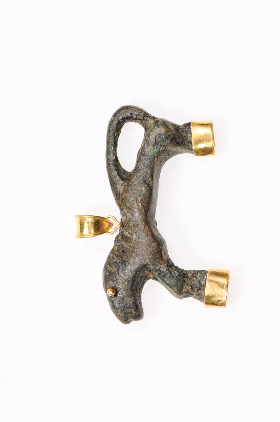 Charm in bronzo rustico con animali dell'Antica Roma e accenti in oro 21 carati (solo charm) In condizioni ottime in vendita a Atlanta, GA