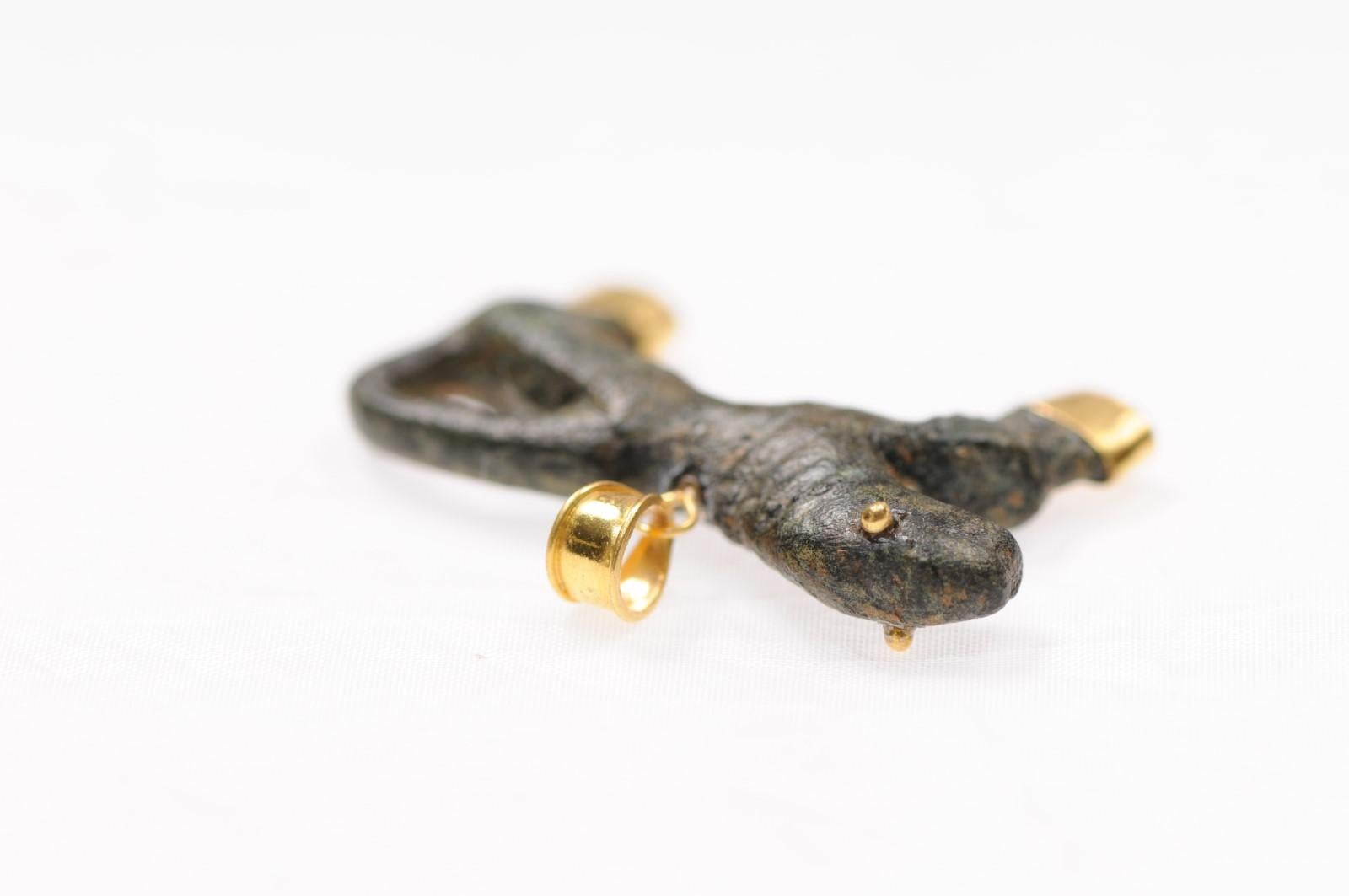 Charm in bronzo rustico con animali dell'Antica Roma e accenti in oro 21 carati (solo charm) in vendita 1