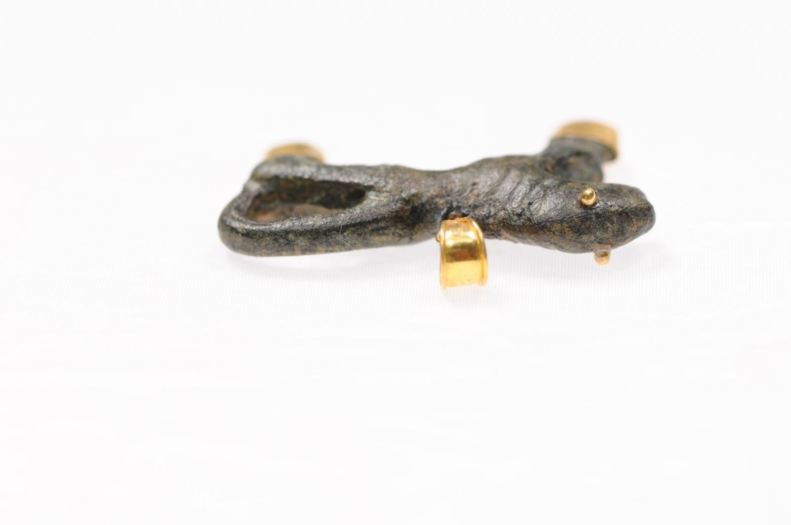 Charm in bronzo rustico con animali dell'Antica Roma e accenti in oro 21 carati (solo charm) in vendita 2