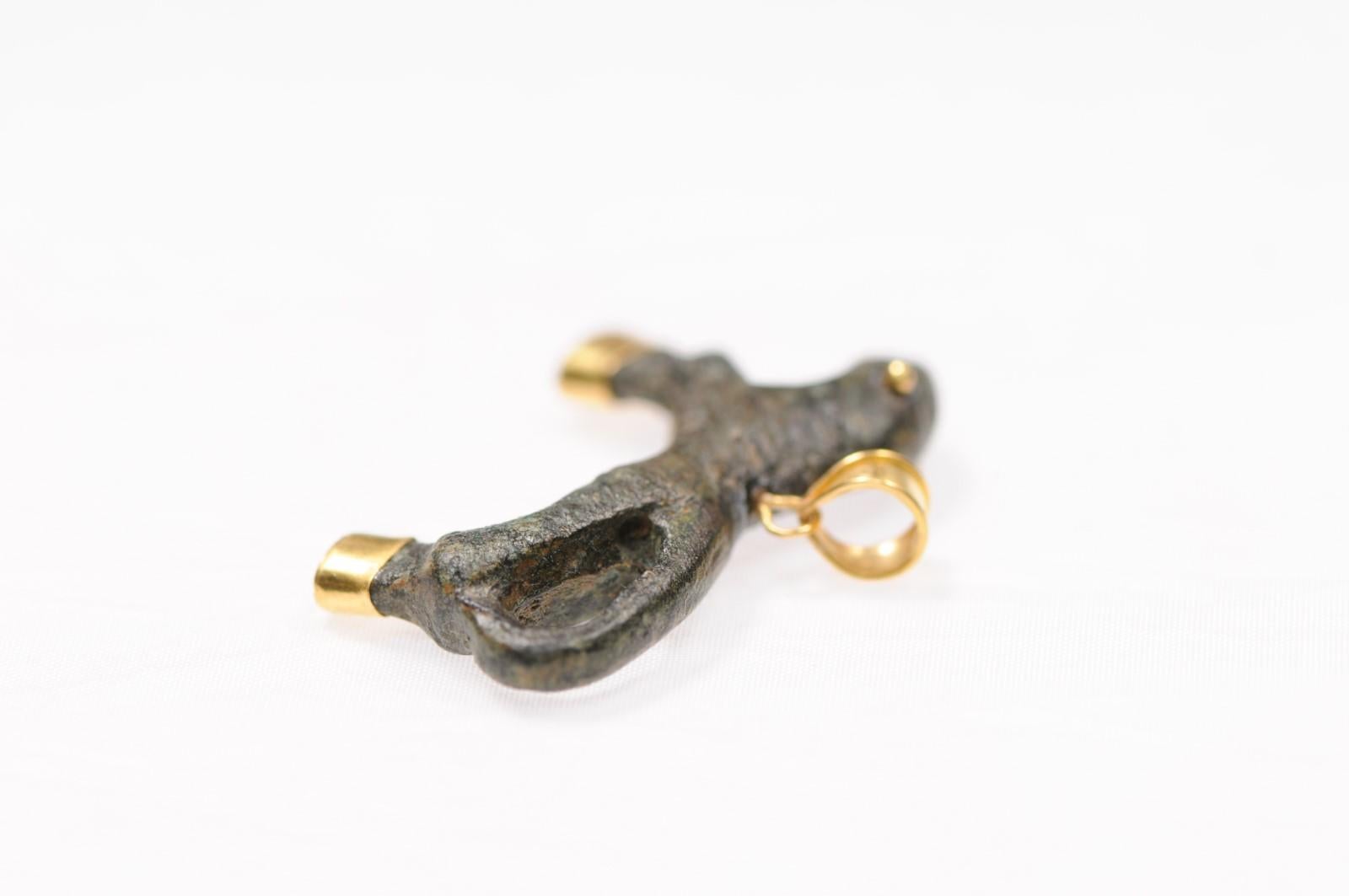 Charm in bronzo rustico con animali dell'Antica Roma e accenti in oro 21 carati (solo charm) in vendita 3