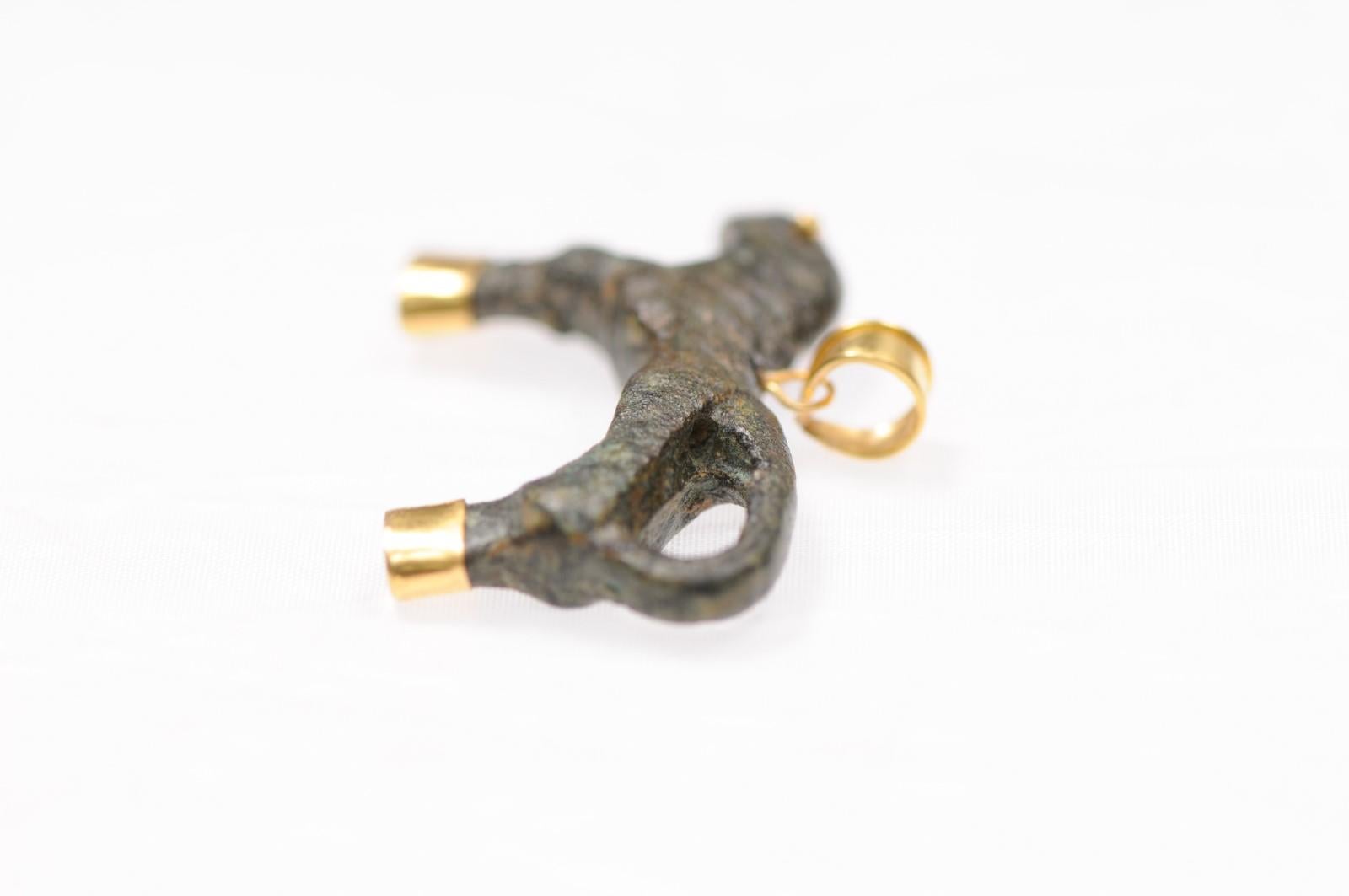 Charm in bronzo rustico con animali dell'Antica Roma e accenti in oro 21 carati (solo charm) in vendita 4