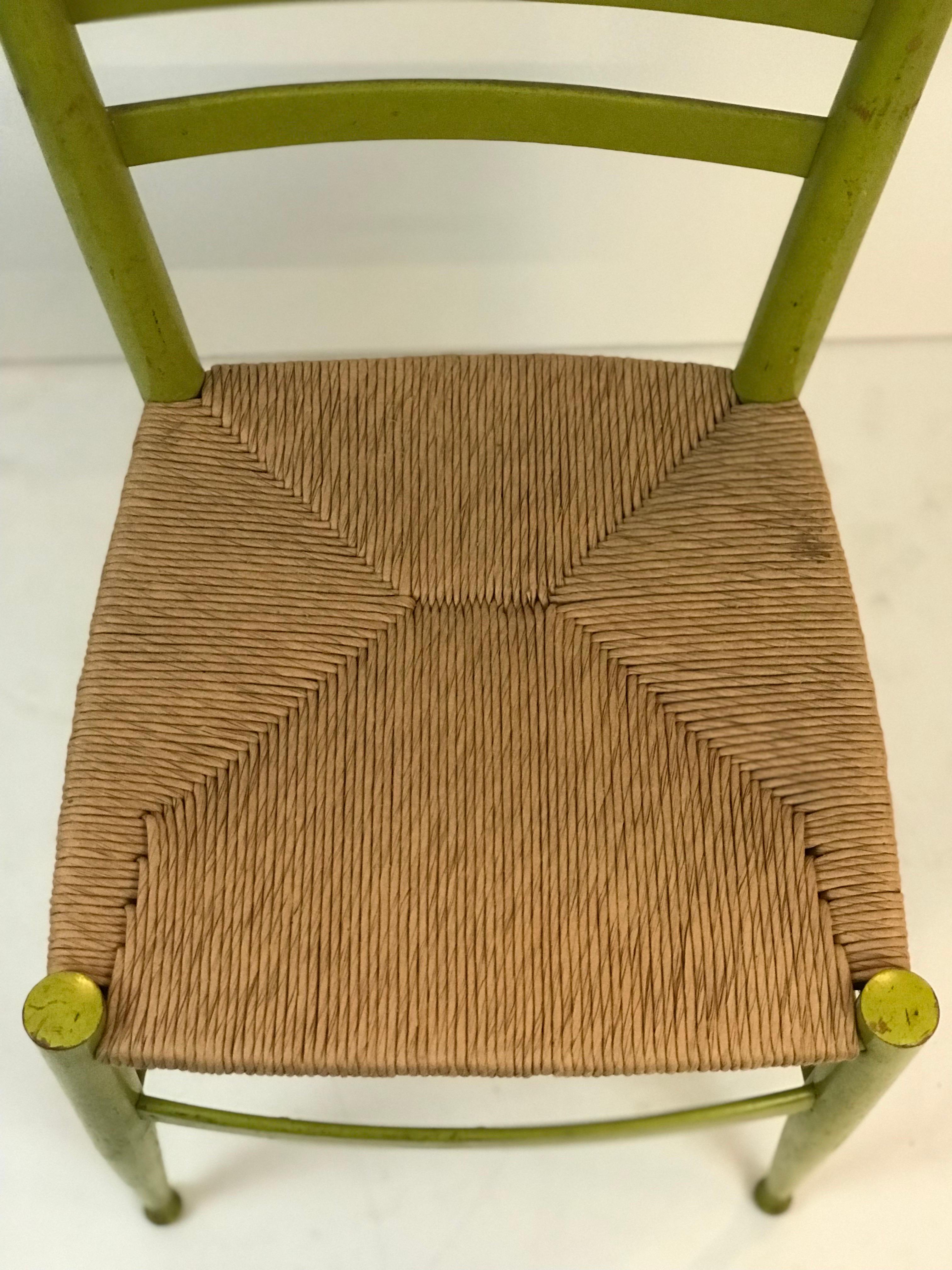 A Rustic Chiavari Spinetto Chair in Green Finish with Newly Rewoven Seat In Good Condition For Sale In Fort mill, SC