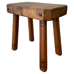 Une table rustique en forme de planche à découper