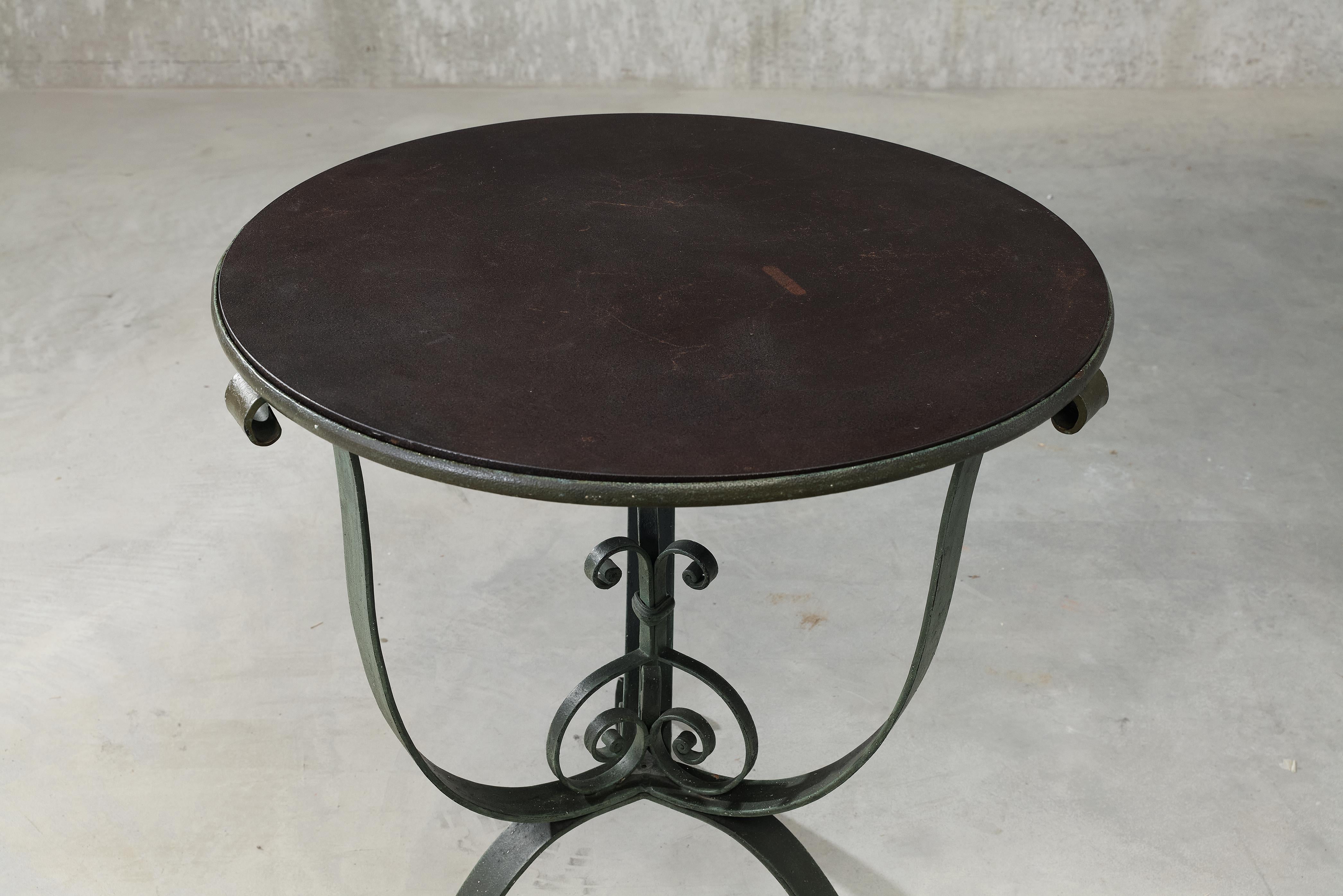A French Art Deco style Green Patinated Wrought Iron Table (1920s-1930s) In Good Condition For Sale In AMSTERDAM, NL