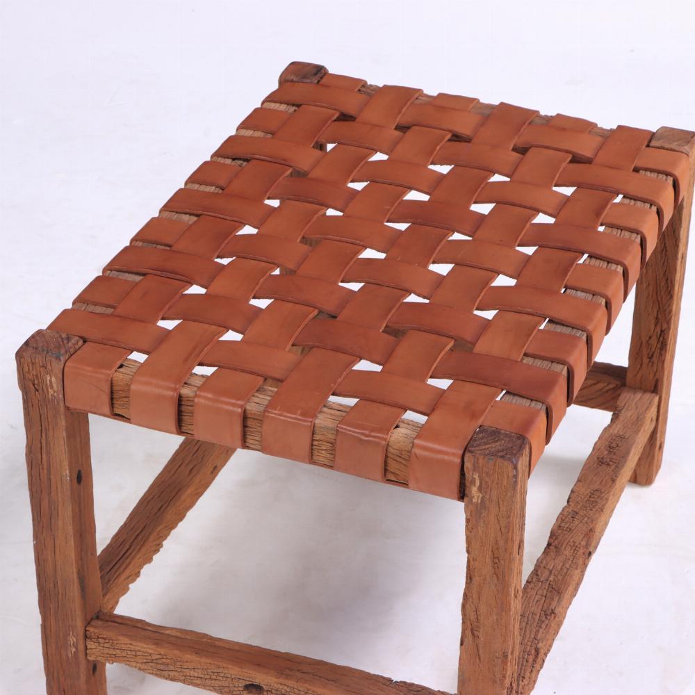 Banco rústico francés de madera con asiento de cuero tejido, C. 1930. Tejido en venta