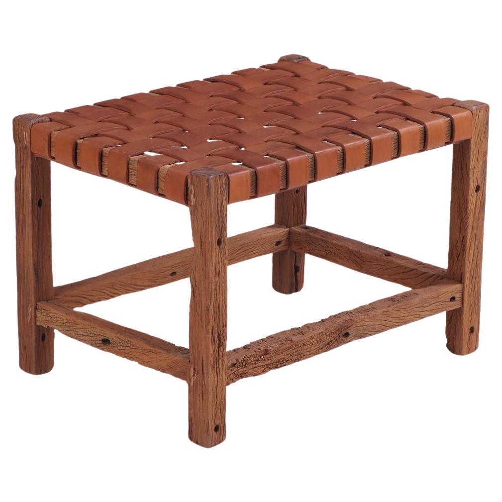 Banco rústico francés de madera con asiento de cuero tejido, C. 1930. en venta