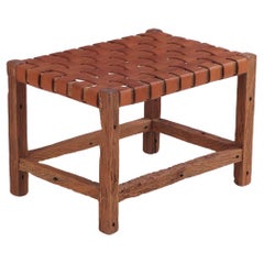 Banco rústico francés de madera con asiento de cuero tejido, C. 1930.