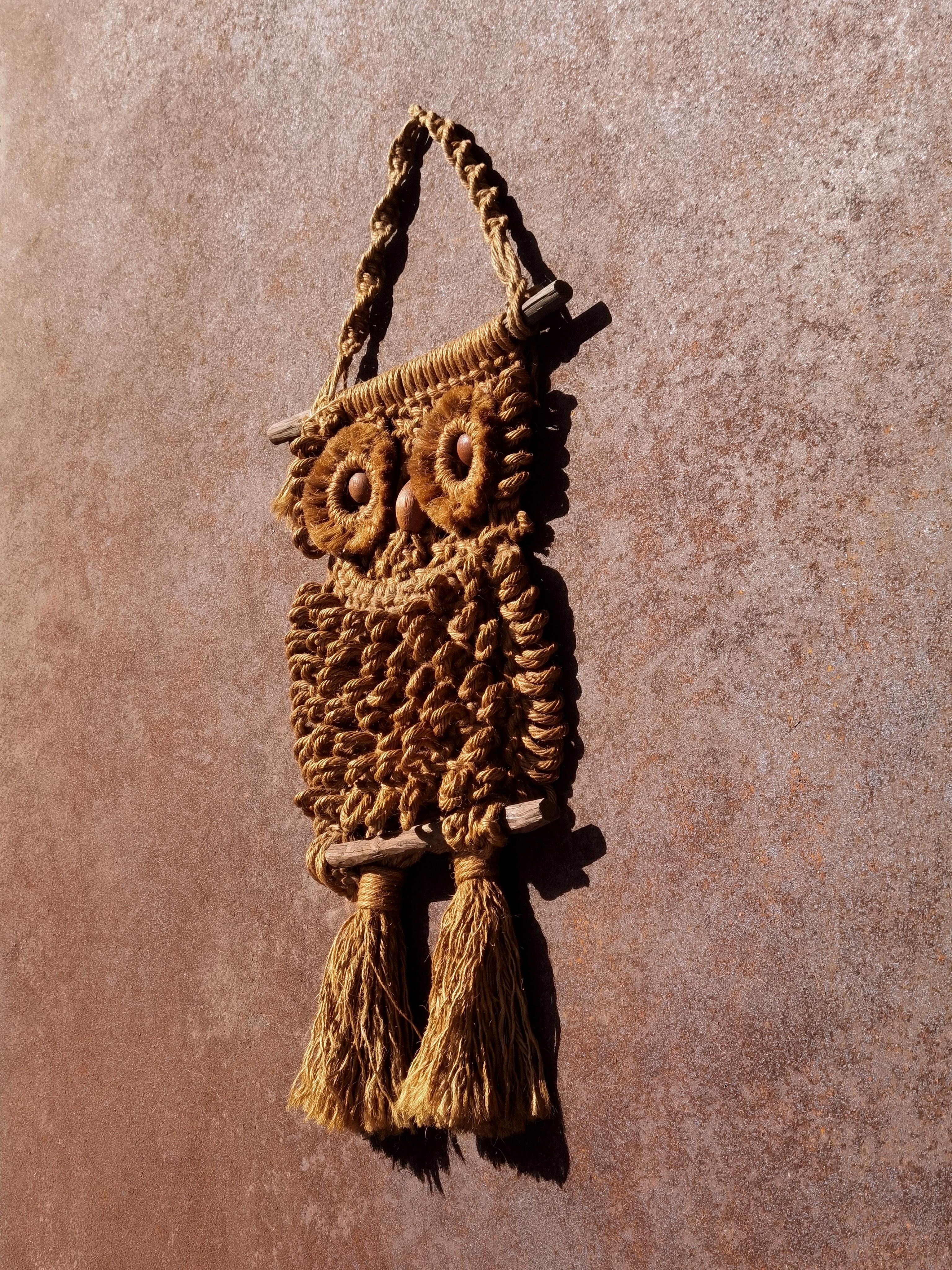 A RUSTIC MODERN BRUTALIST PRIMITIVIST Animalist OWL Wall Sculpture France 1970 In Fair Condition For Sale In PARIS, FR