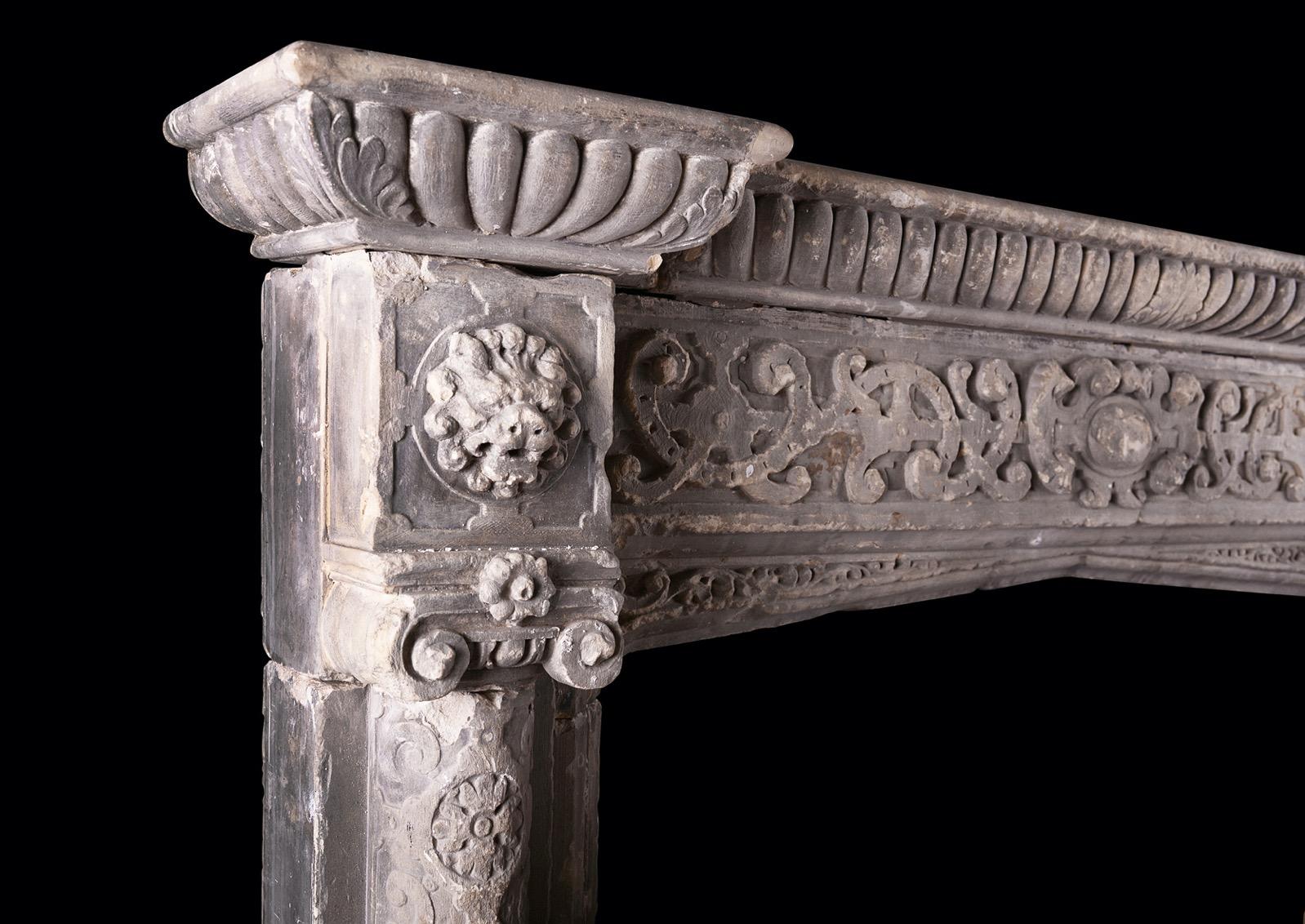 Un rustico camino neogotico in pietra. Gli stipiti con colonne semicircolari intagliate con motivi a rosetta, sormontate da capitelli ionici e blocchi terminali intagliati con maschera di leone. Il fregio intagliato con archi di rinforzo sottostanti