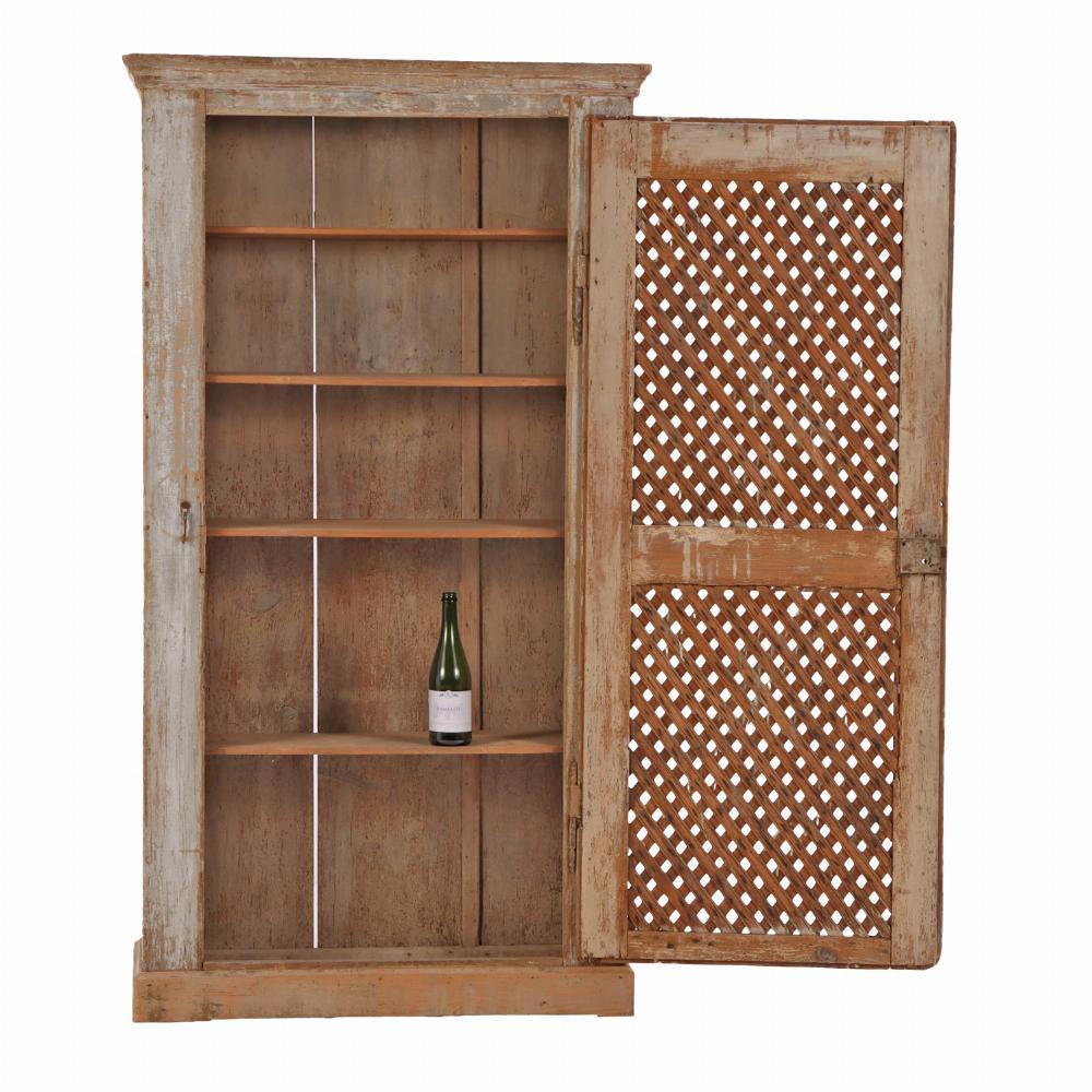 Probablement originaire de Belgique ou de Hollande, cette armoire spacieuse présente tout l'intérêt visuel, la beauté et l'organisation dissimulée dont vous avez besoin. Le treillis entrecroisé offre même une ventilation si vous avez besoin d'un