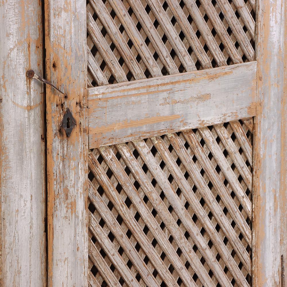 XIXe siècle Un meuble rustique d'une porte en pin peint, début du 19e siècle en vente
