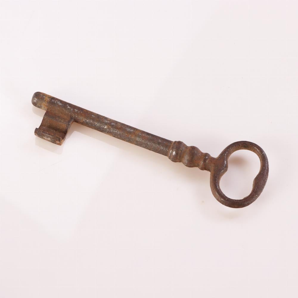 Pin Un meuble rustique d'une porte en pin peint, début du 19e siècle en vente