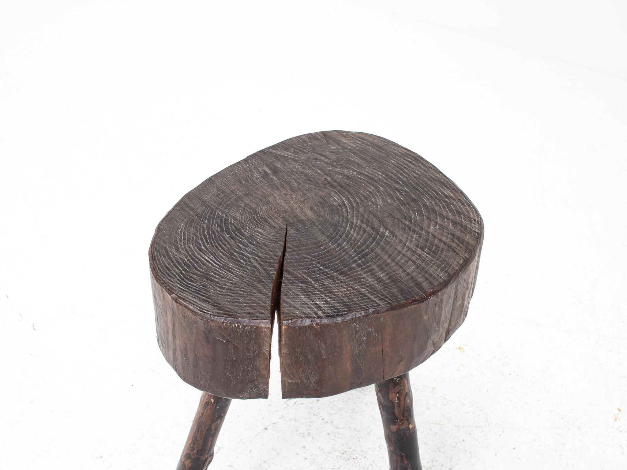 Sgabello rustico a treppiede, piano in olmo e gambe in Branch con finitura naturale, Francia in vendita 3