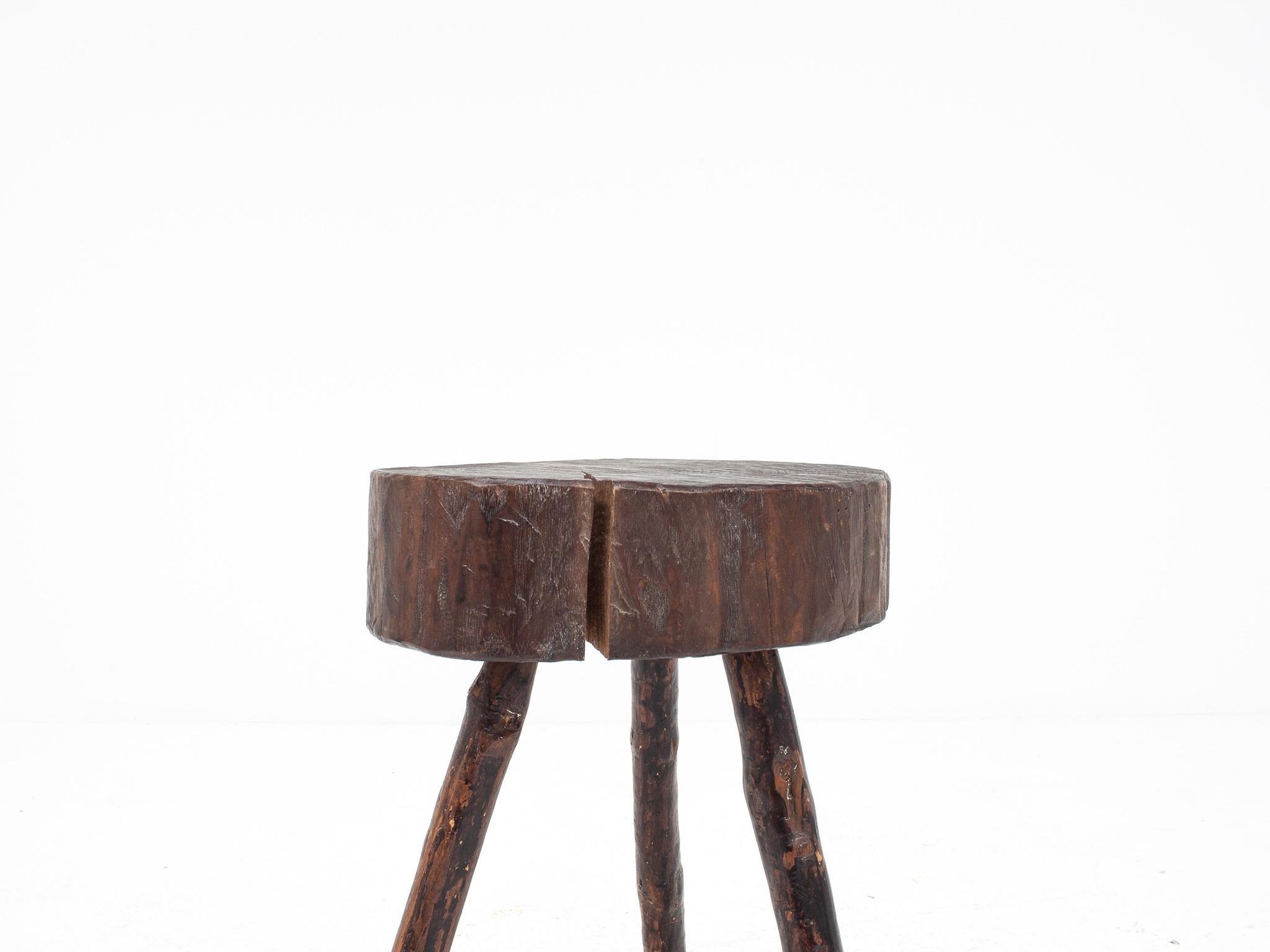 Sgabello rustico a treppiede, piano in olmo e gambe in Branch con finitura naturale, Francia in vendita 4