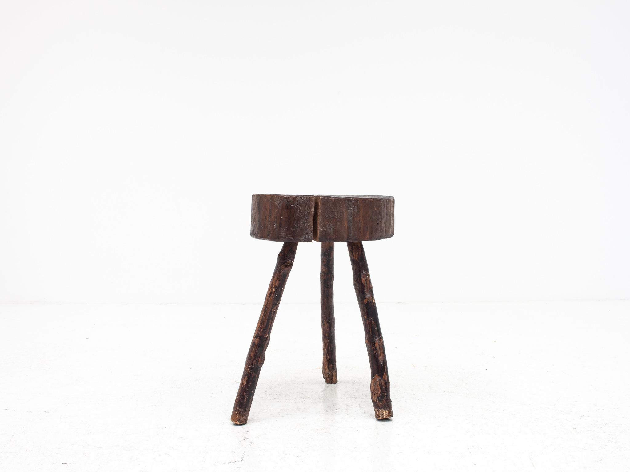 Sgabello rustico a treppiede, piano in olmo e gambe in Branch con finitura naturale, Francia in vendita 5