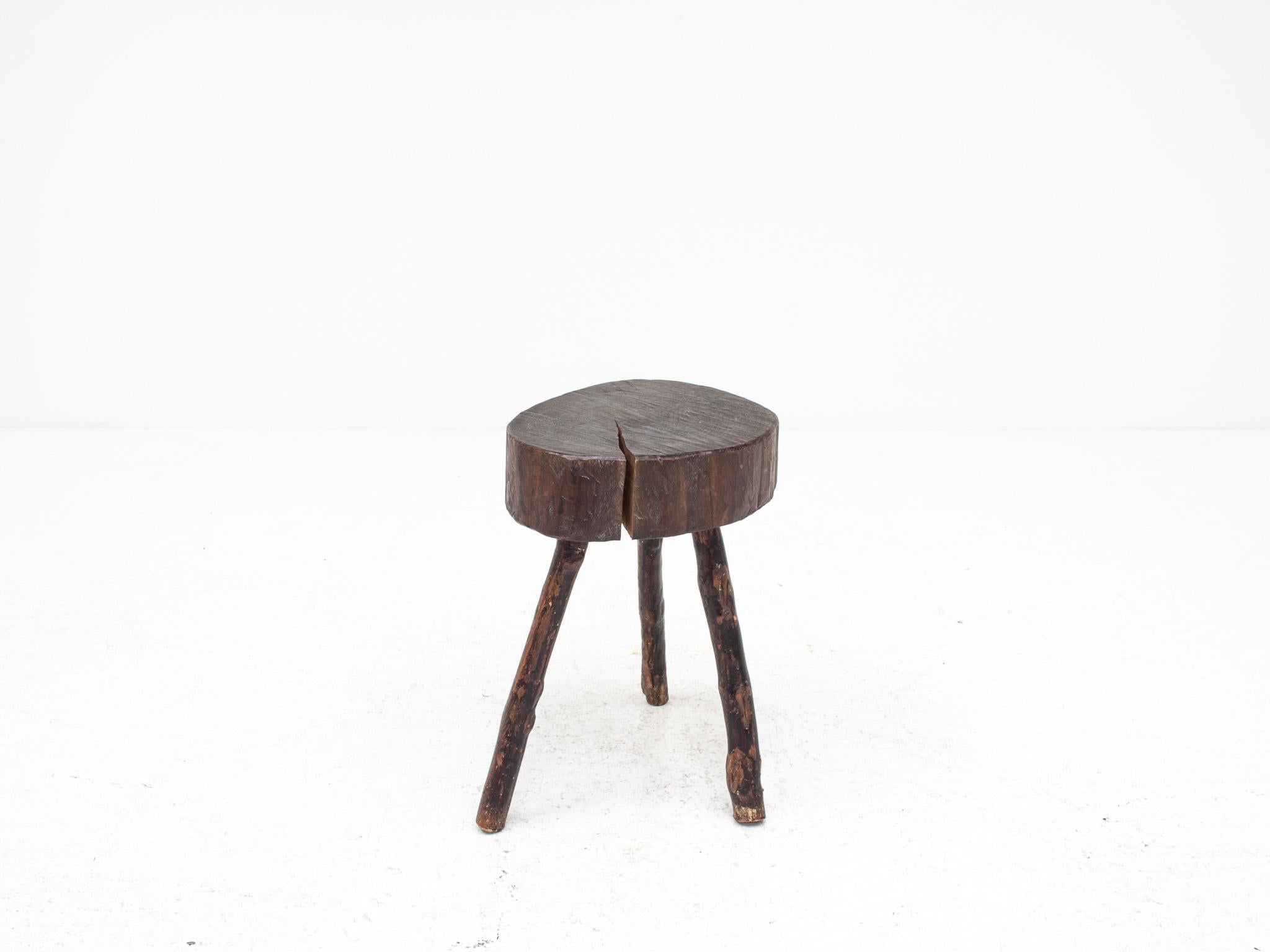 Sgabello rustico a treppiede, piano in olmo e gambe in Branch con finitura naturale, Francia in vendita 7