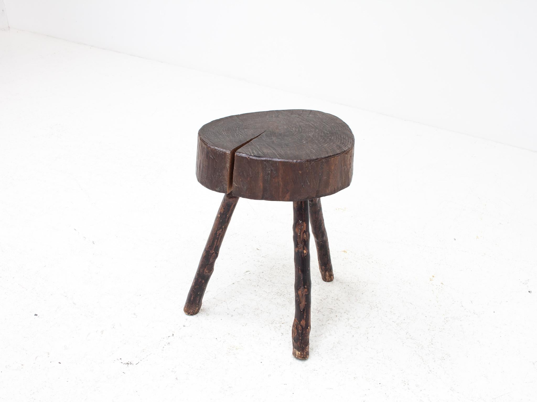 Sgabello rustico a treppiede, piano in olmo e gambe in Branch con finitura naturale, Francia in vendita 8