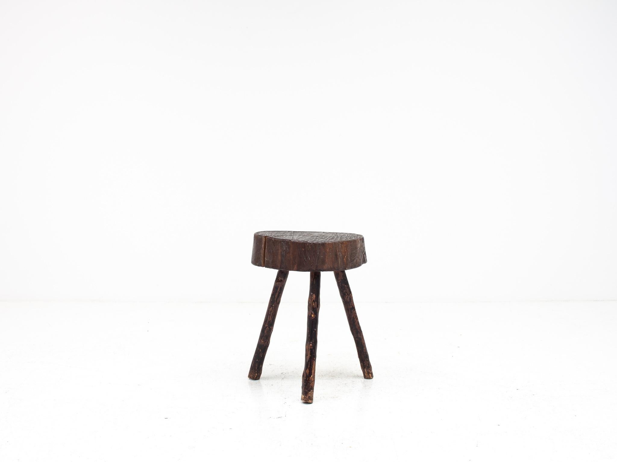 Francese Sgabello rustico a treppiede, piano in olmo e gambe in Branch con finitura naturale, Francia in vendita