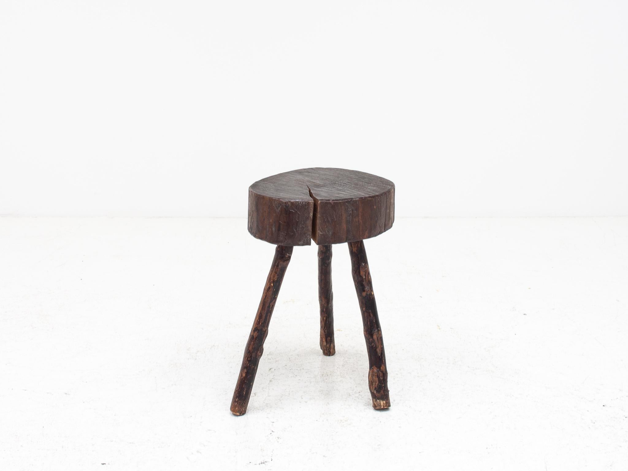 XX secolo Sgabello rustico a treppiede, piano in olmo e gambe in Branch con finitura naturale, Francia in vendita