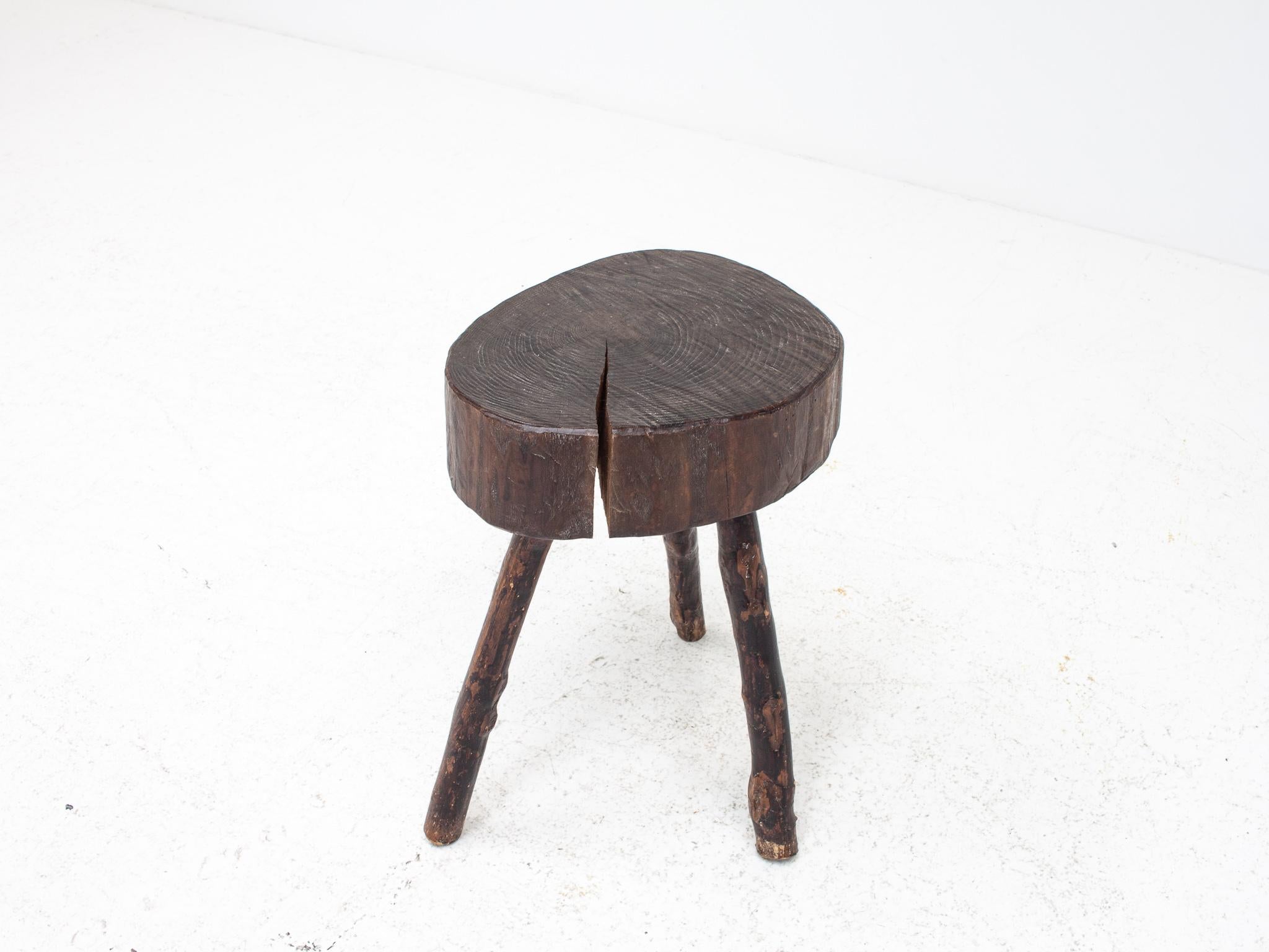 Sgabello rustico a treppiede, piano in olmo e gambe in Branch con finitura naturale, Francia in vendita 2