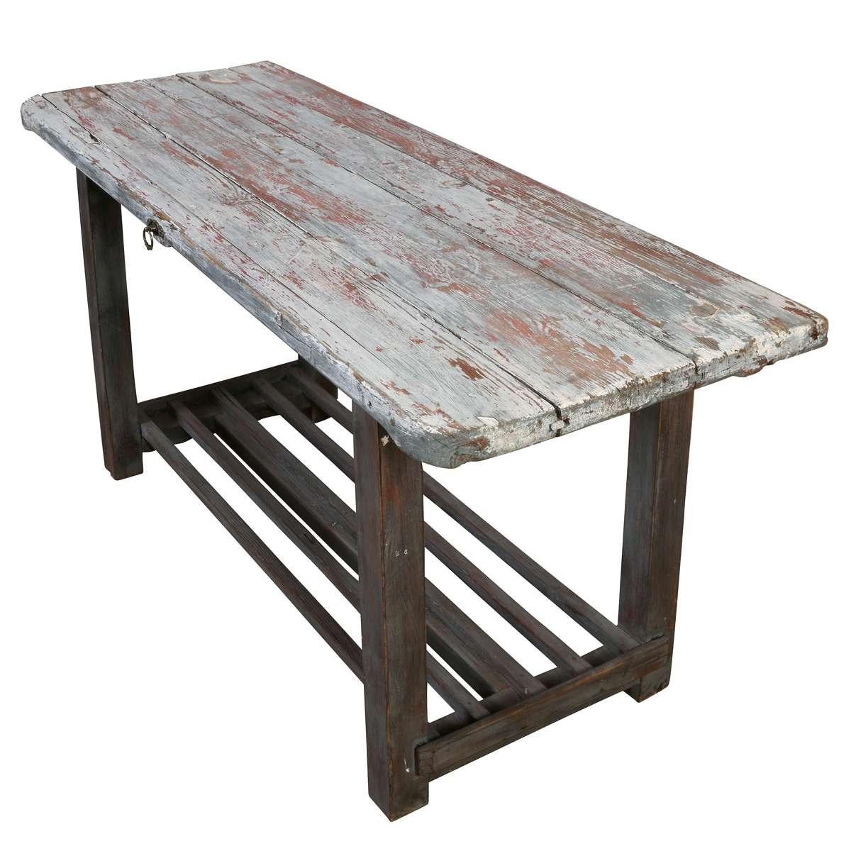 Questa consolle in legno rustico è caratterizzata da una patina splendidamente invecchiata con tracce di vernice originale rossa e bianca, che aggiunge calore e carattere. Lo spesso piano in legno e la base a doghe gli conferiscono un fascino