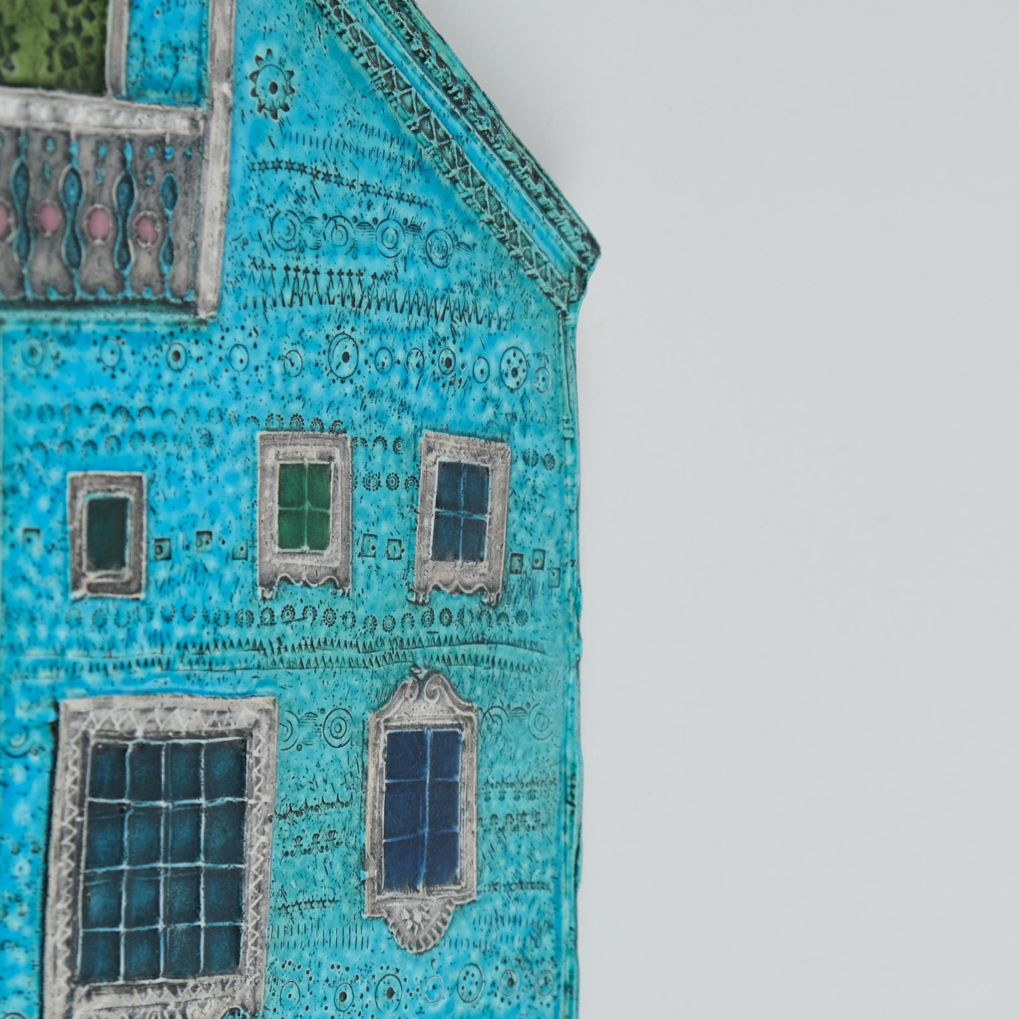 Ceramica Una placca da parete in ceramica blu di Rut Bryk Karjalainen Talo 'Karelian House', anni '50 in vendita