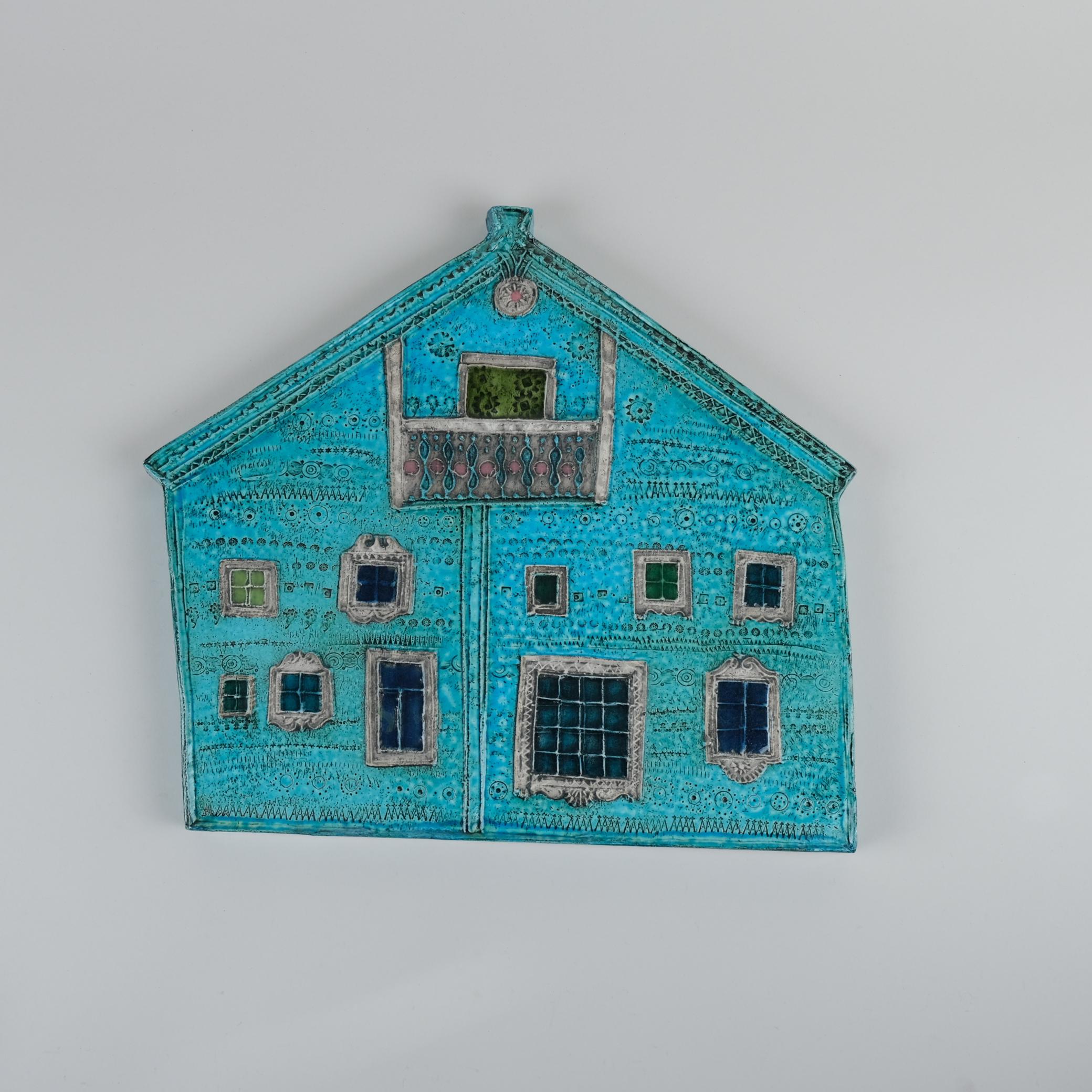 Un'opera d'arte eccezionale di uno dei nomi più importanti della scena ceramica finlandese di metà secolo. Questa grande e colorata targa da parete realizzata da Rut Bryk (1916-1999), chiamata 