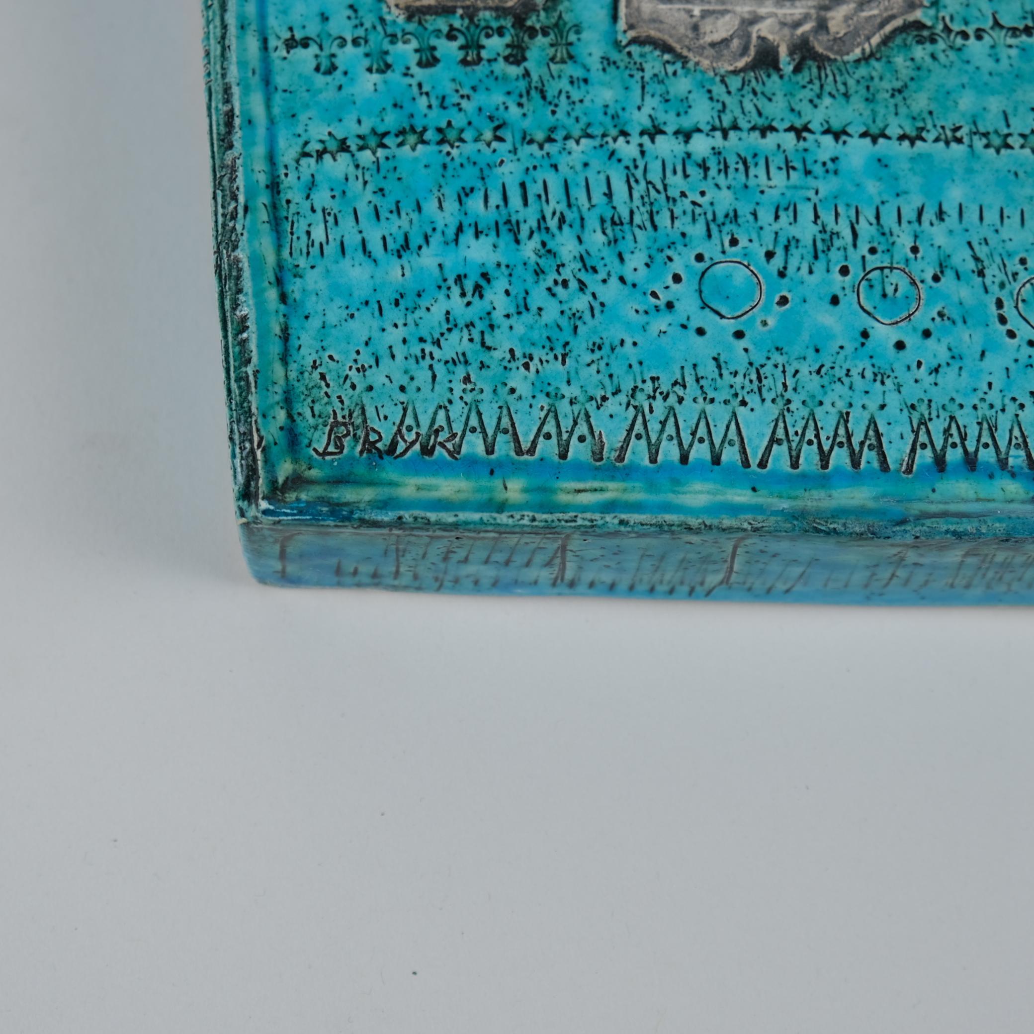 Mid-Century moderno Una placca da parete in ceramica blu di Rut Bryk Karjalainen Talo 'Karelian House', anni '50 in vendita
