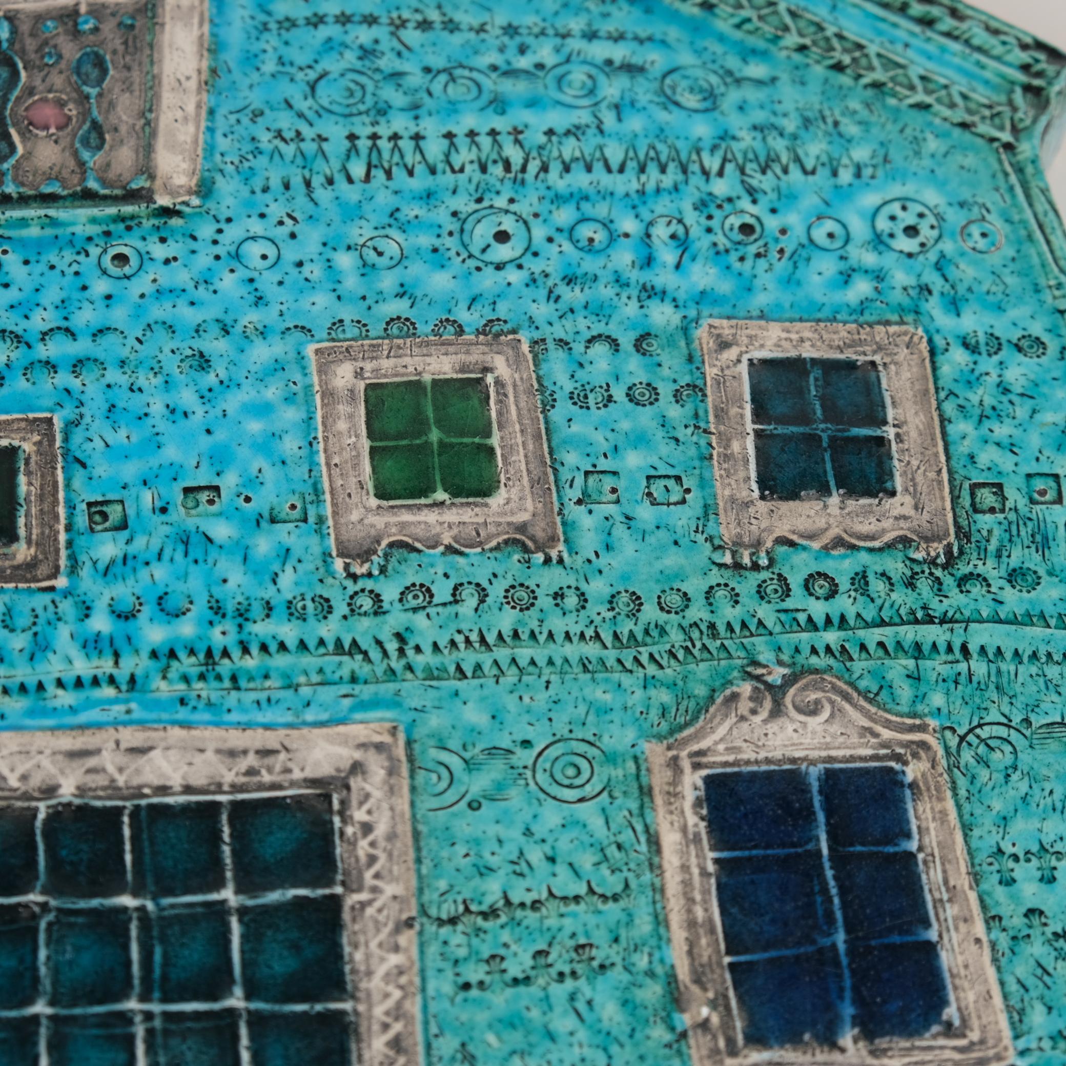 Finlandese Una placca da parete in ceramica blu di Rut Bryk Karjalainen Talo 'Karelian House', anni '50 in vendita
