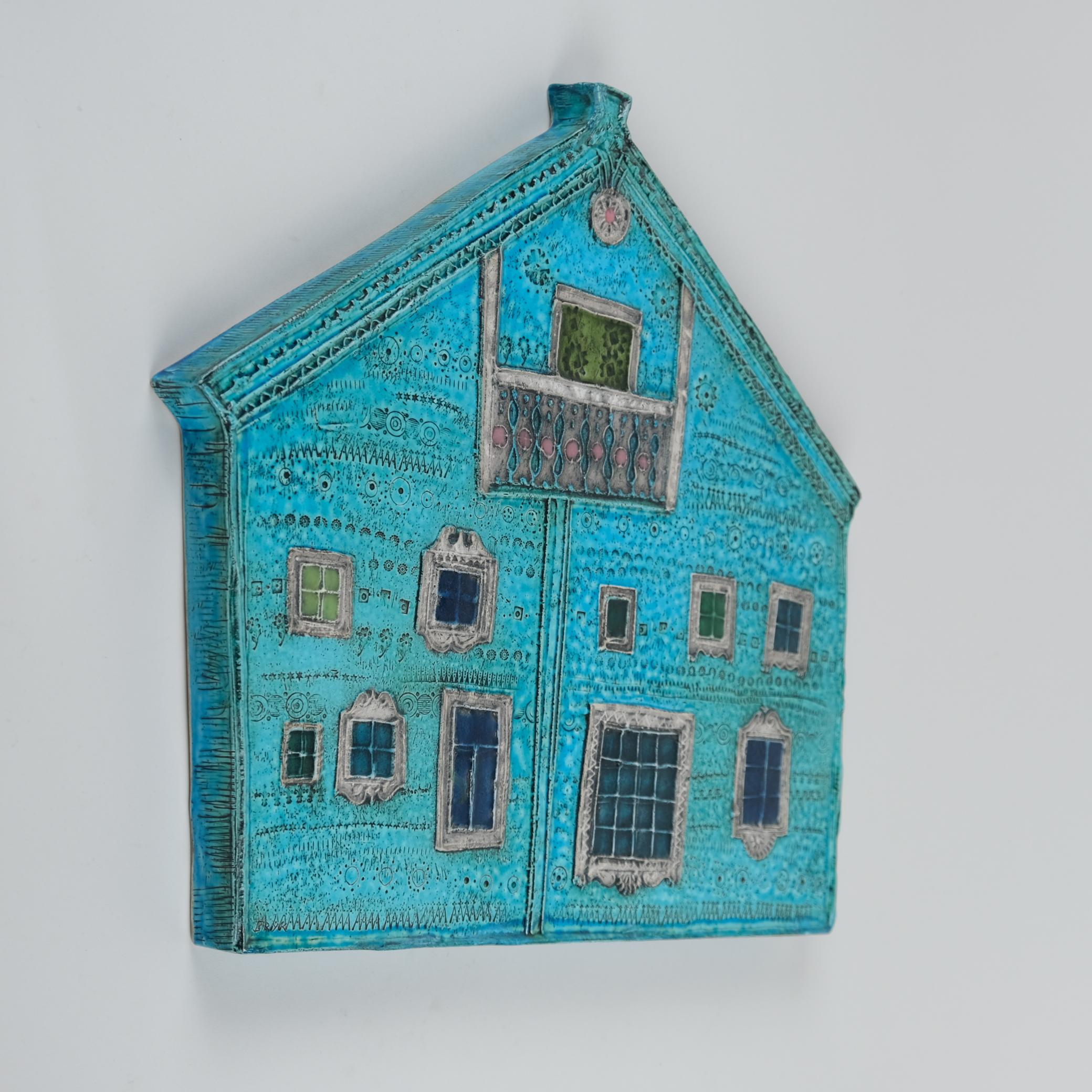 Metà XX secolo Una placca da parete in ceramica blu di Rut Bryk Karjalainen Talo 'Karelian House', anni '50 in vendita