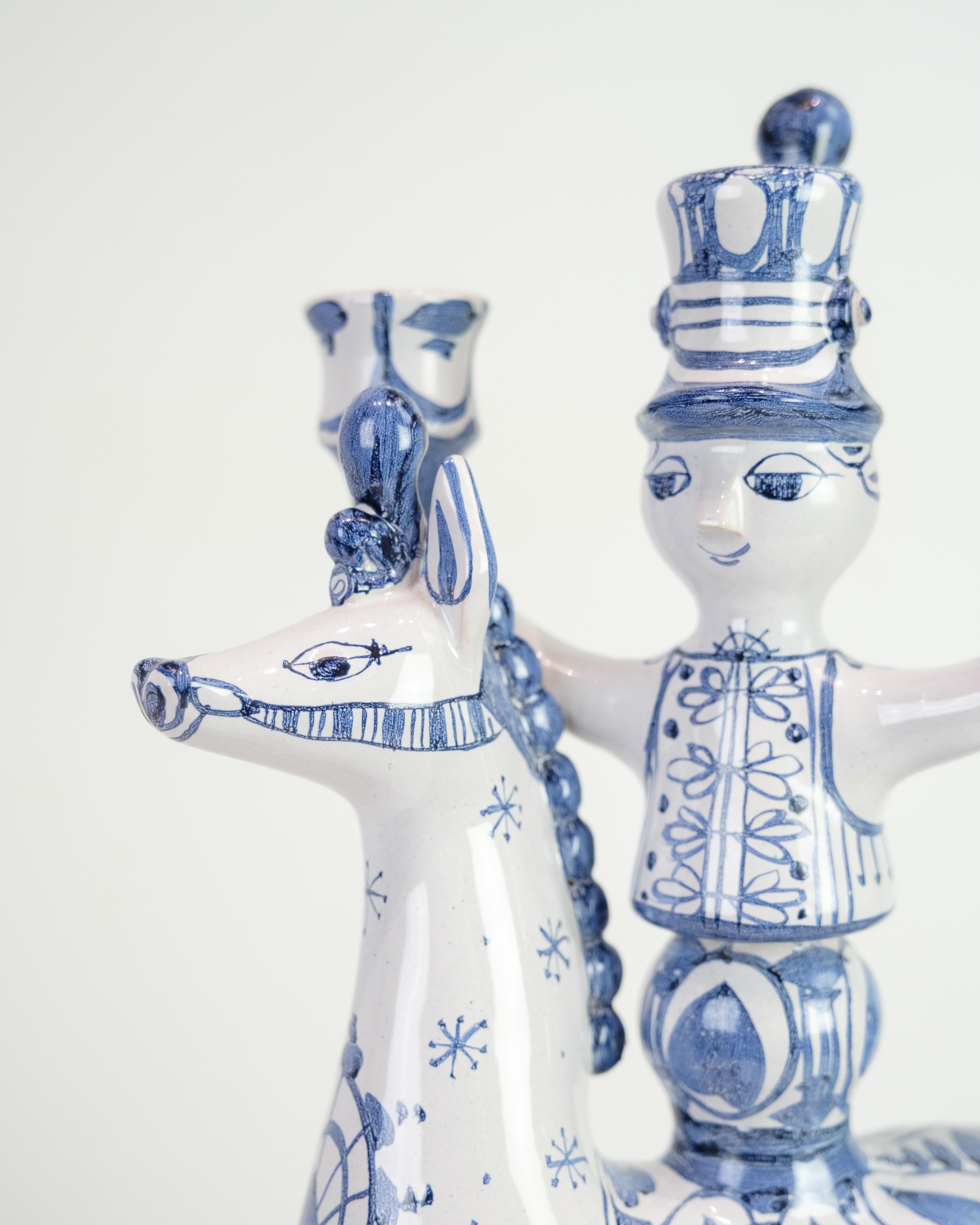 Bougeoir équestre Bjørn Wiinblad en faïence émaillée de 1985. Signé, décoré en bleu et blanc. Un classique figuratif avec trois bougeoirs.

Bjørn Wiinblad était connu pour son style décoratif et aventureux, et ce bougeoir est un exemple classique de