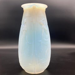 Vase en verre opalescent Sabino Art Déco Frivolities