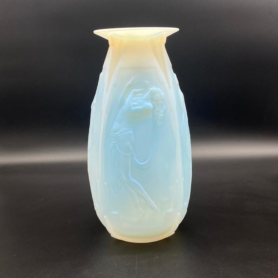 A Sabino Art Deco Frivolities Opalescent Glass Vase  In Excellent Condition In SAINT-OUEN-SUR-SEINE, FR