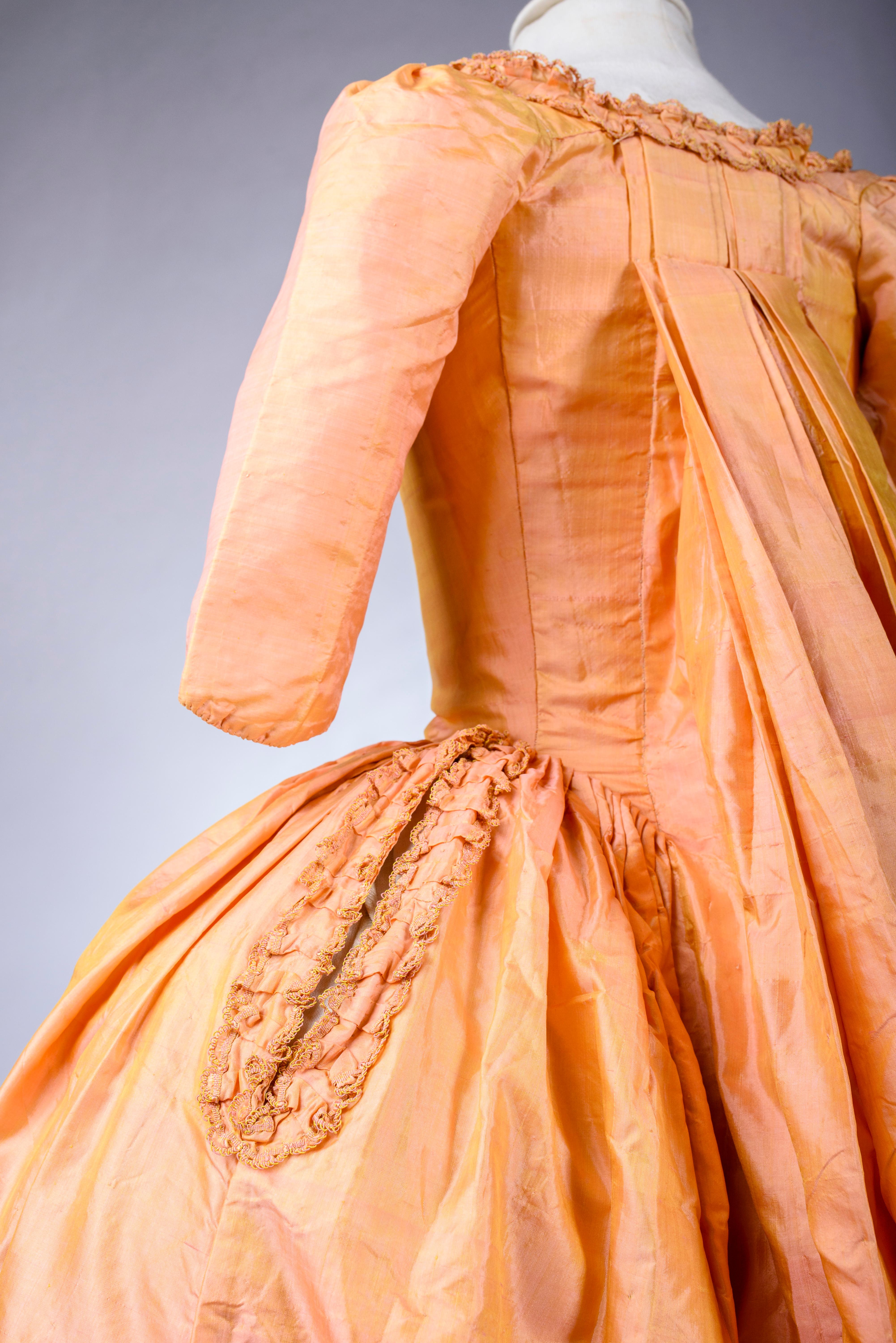 A sack-back gown in changing taffeta Florence silk - French Circa 1785 4