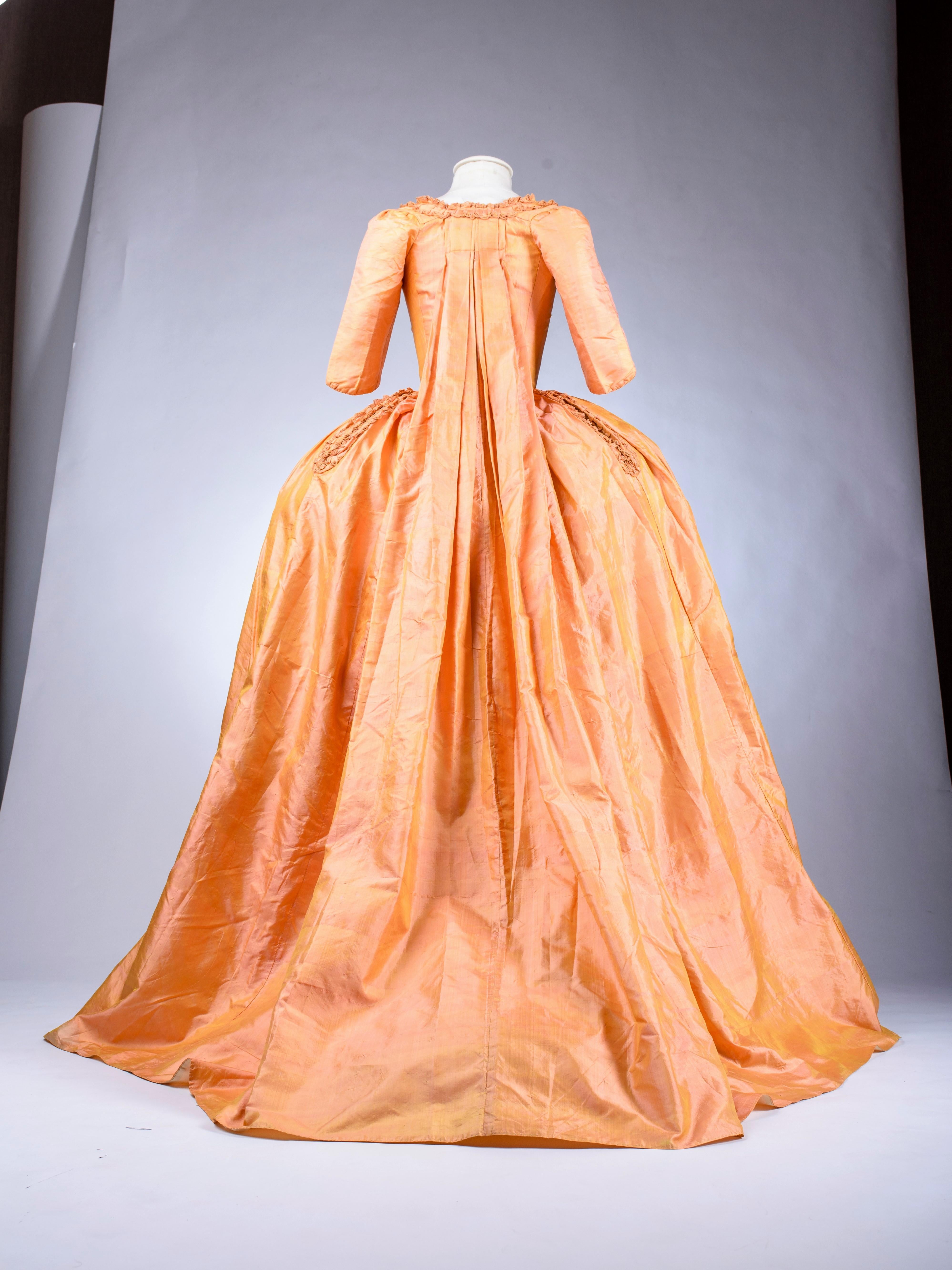A sack-back gown in changing taffeta Florence silk - French Circa 1785 5