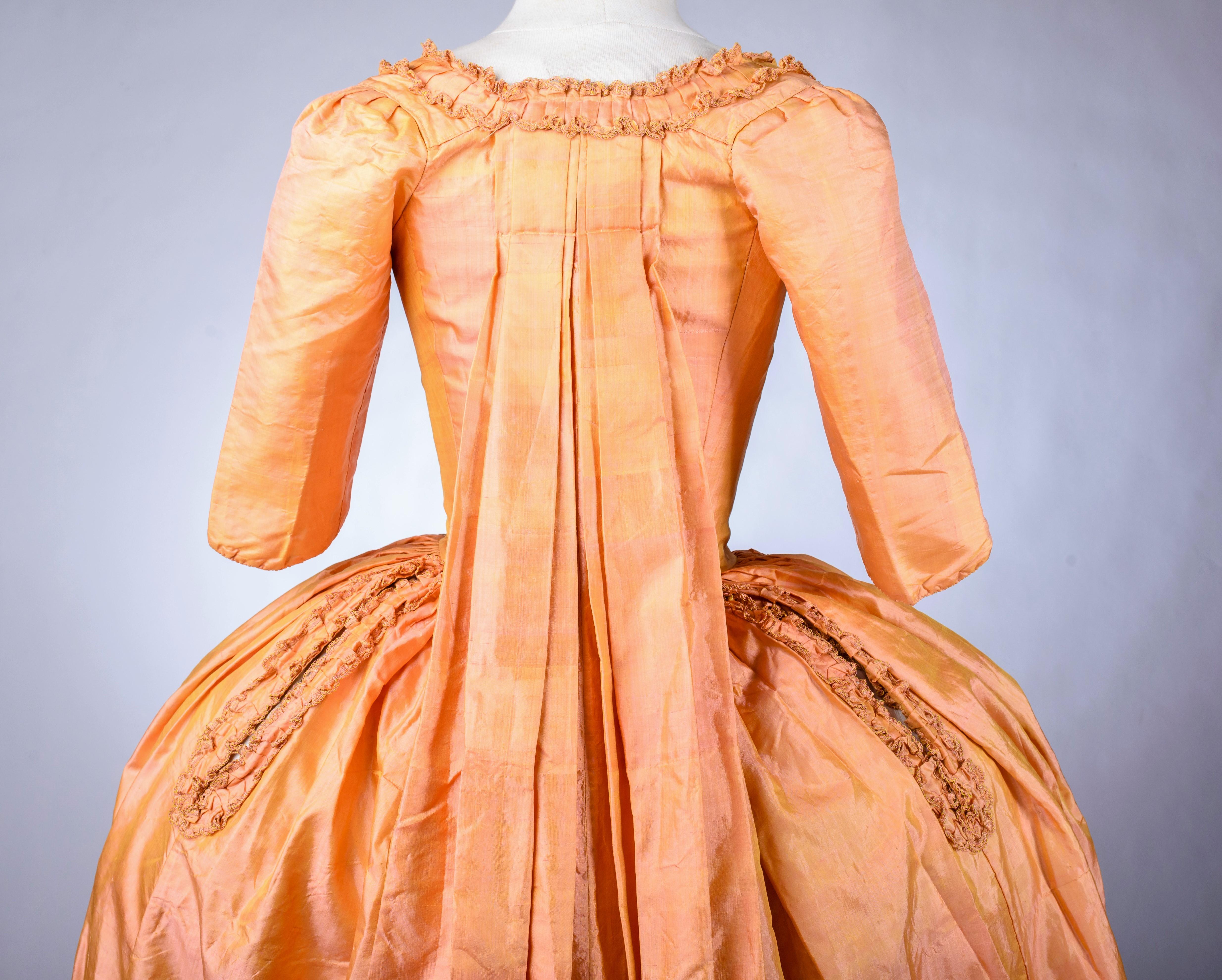 A sack-back gown in changing taffeta Florence silk - French Circa 1785 6