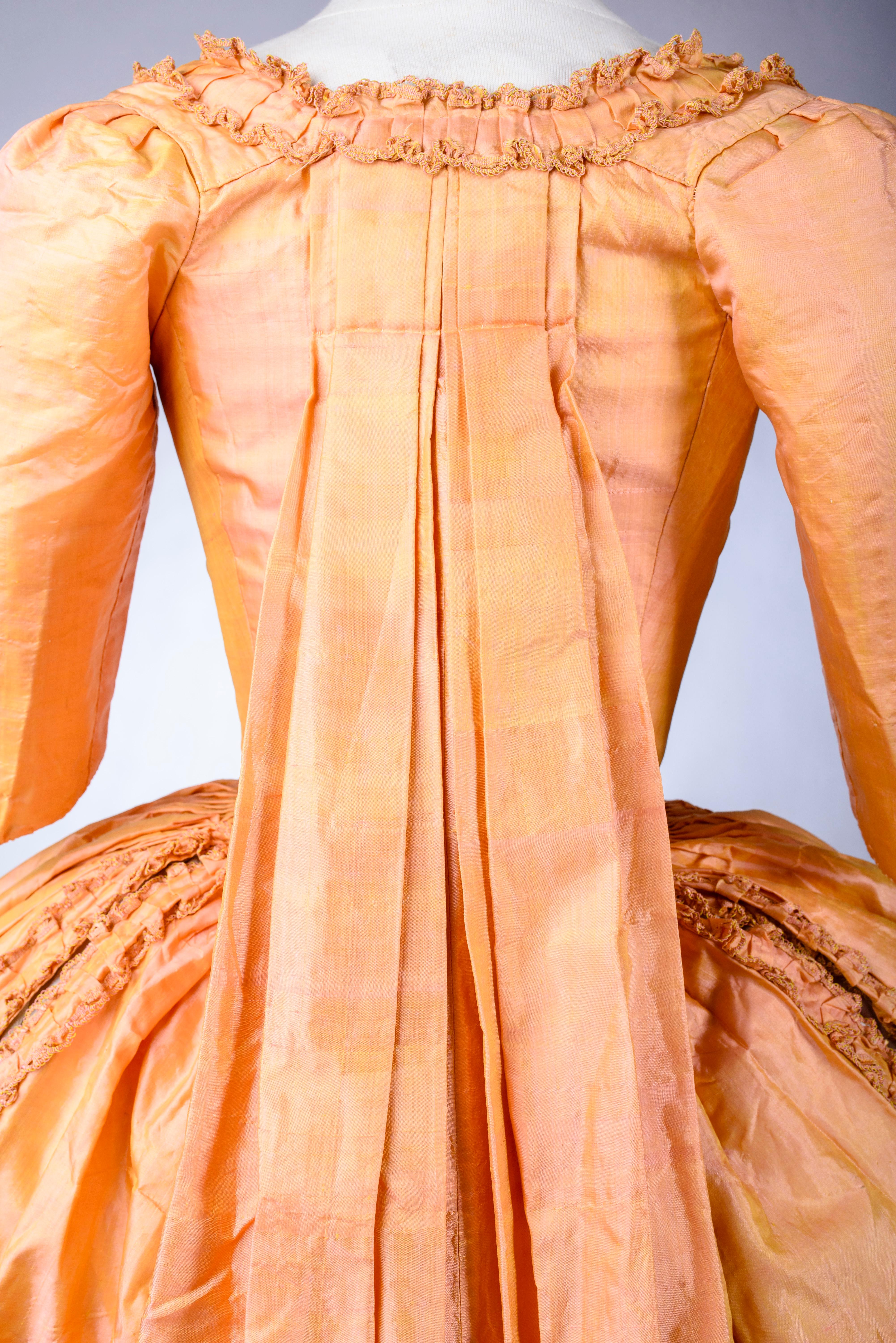 A sack-back gown in changing taffeta Florence silk - French Circa 1785 7