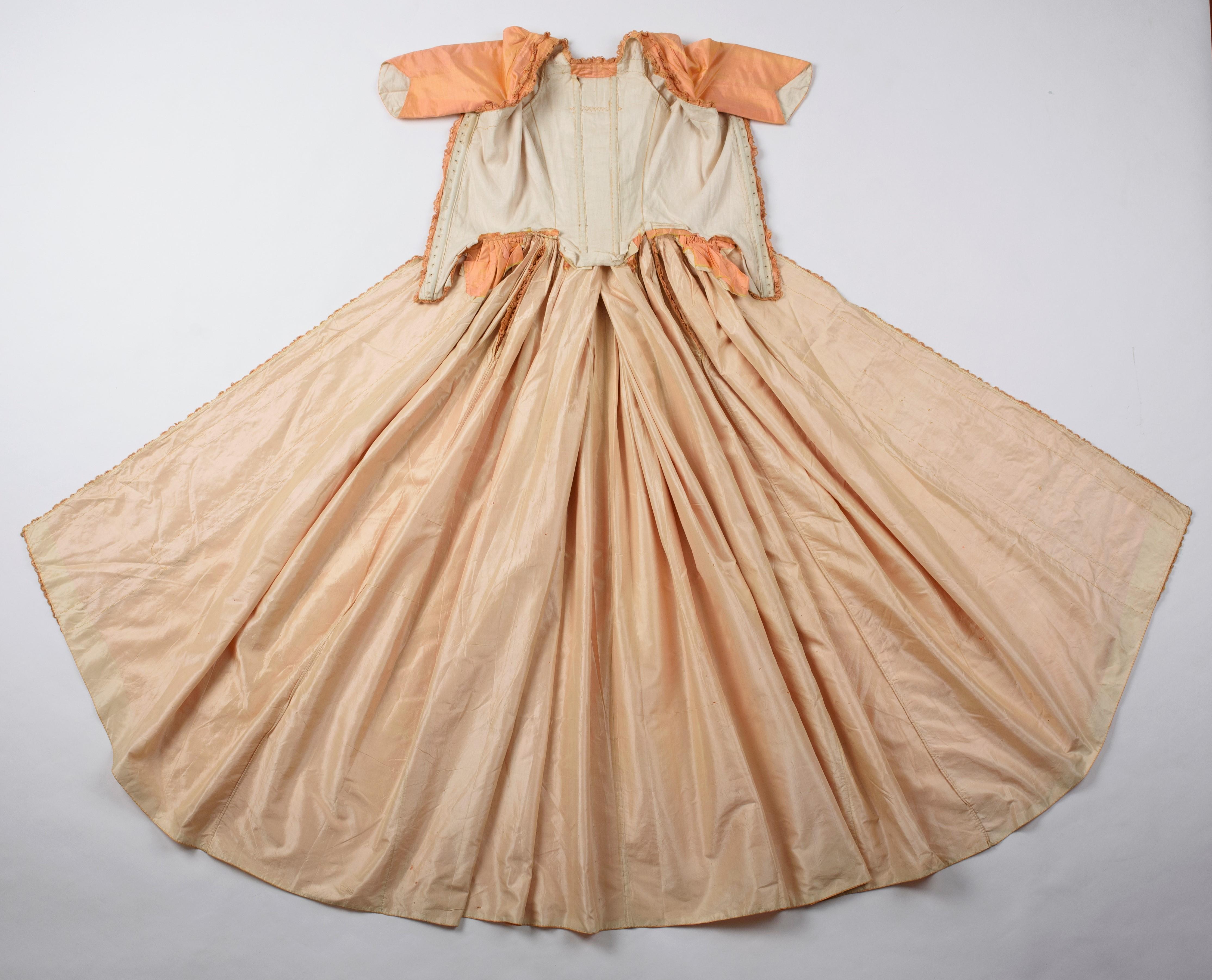 A sack-back gown in changing taffeta Florence silk - French Circa 1785 8