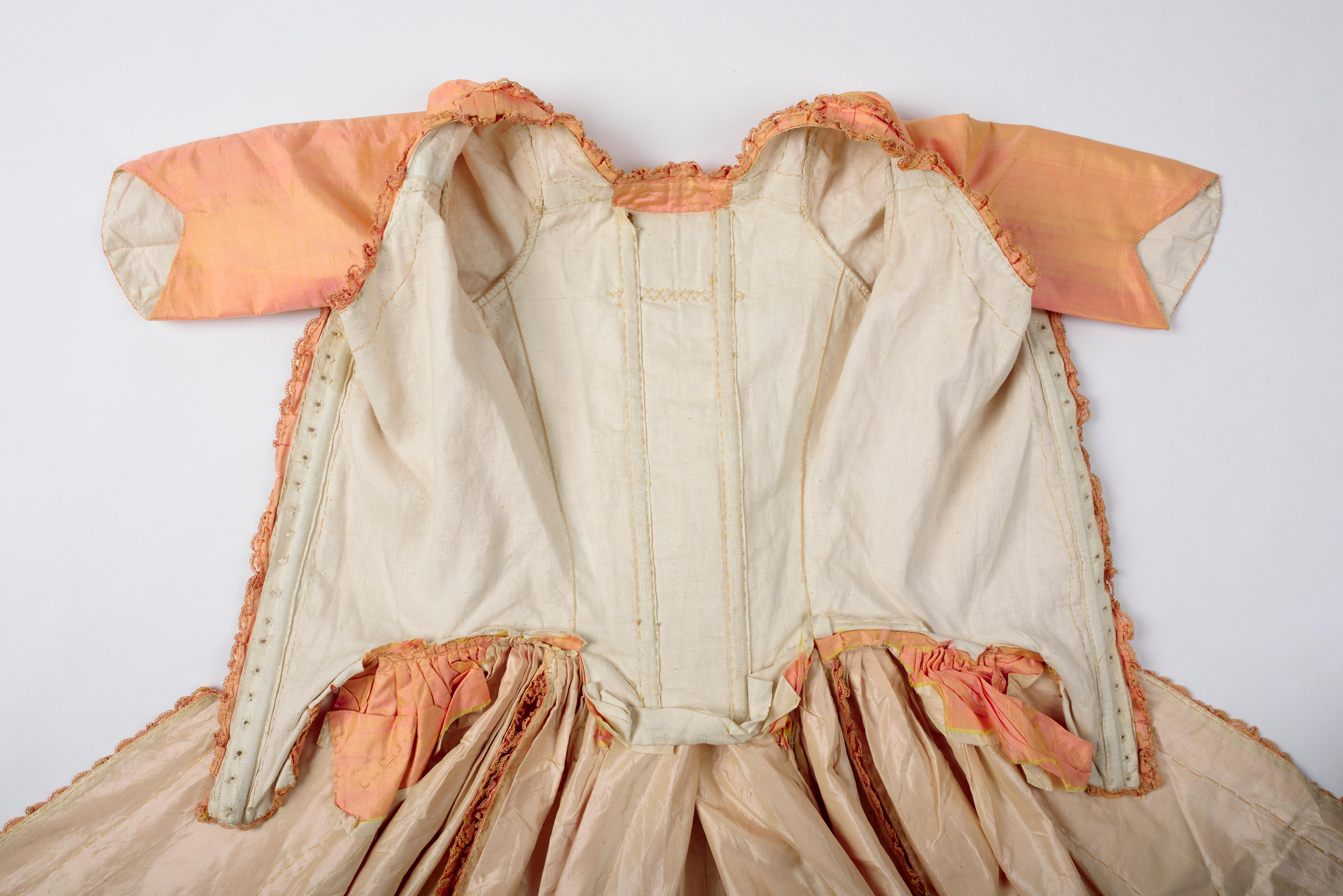 A sack-back gown in changing taffeta Florence silk - French Circa 1785 9