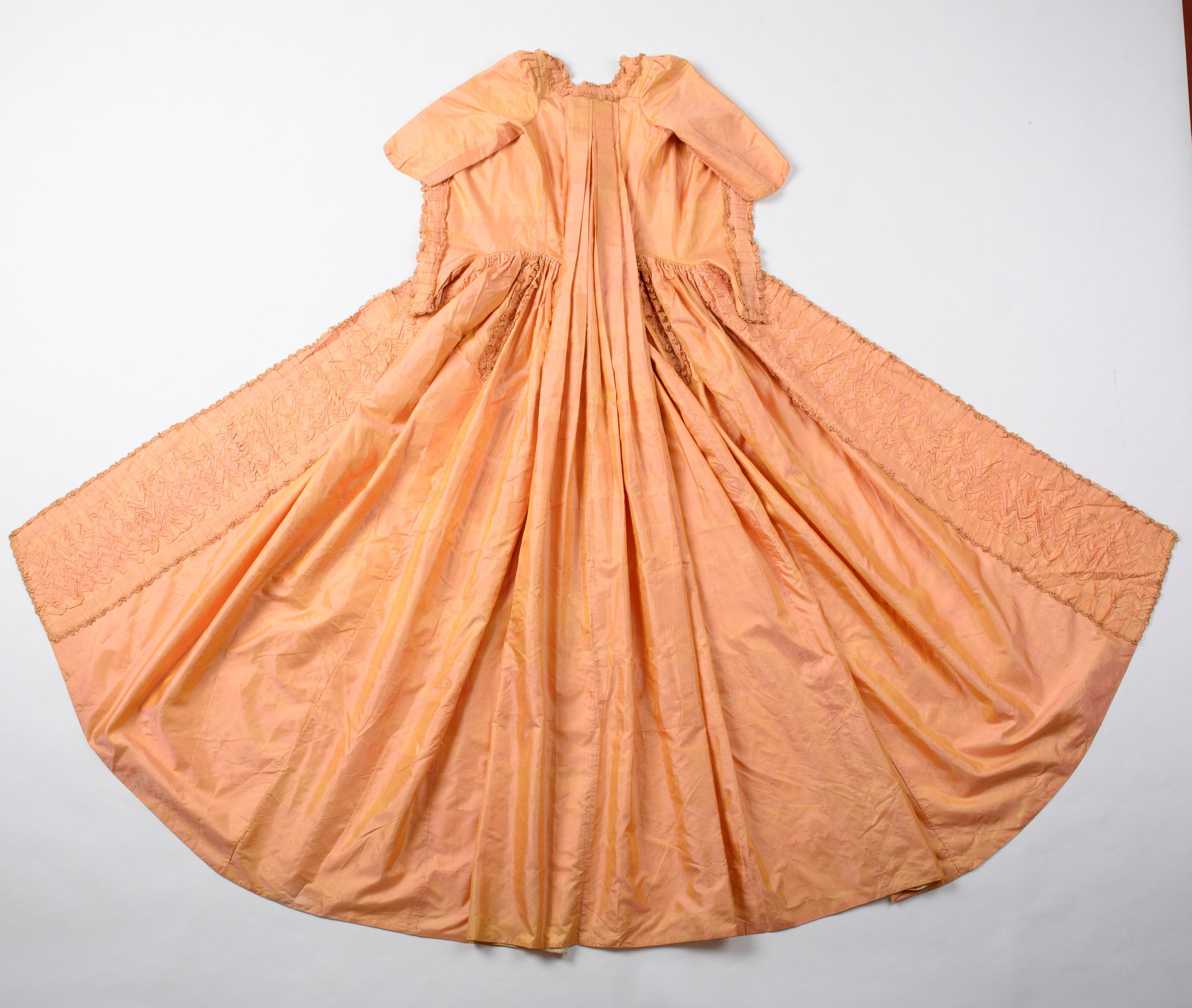A sack-back gown in changing taffeta Florence silk - French Circa 1785 10