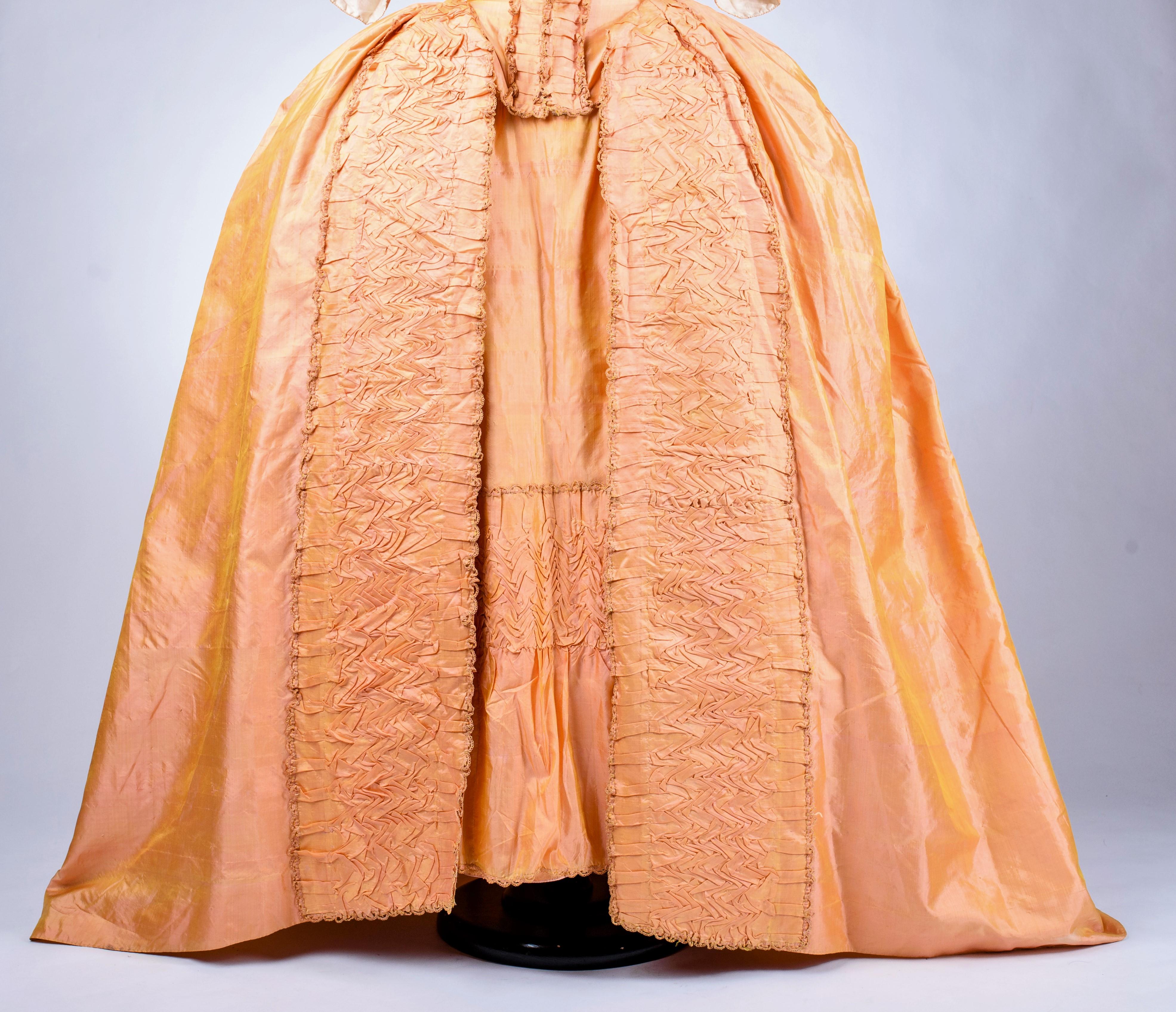Orange A sack-back gown in changing taffeta Florence silk - French Circa 1785