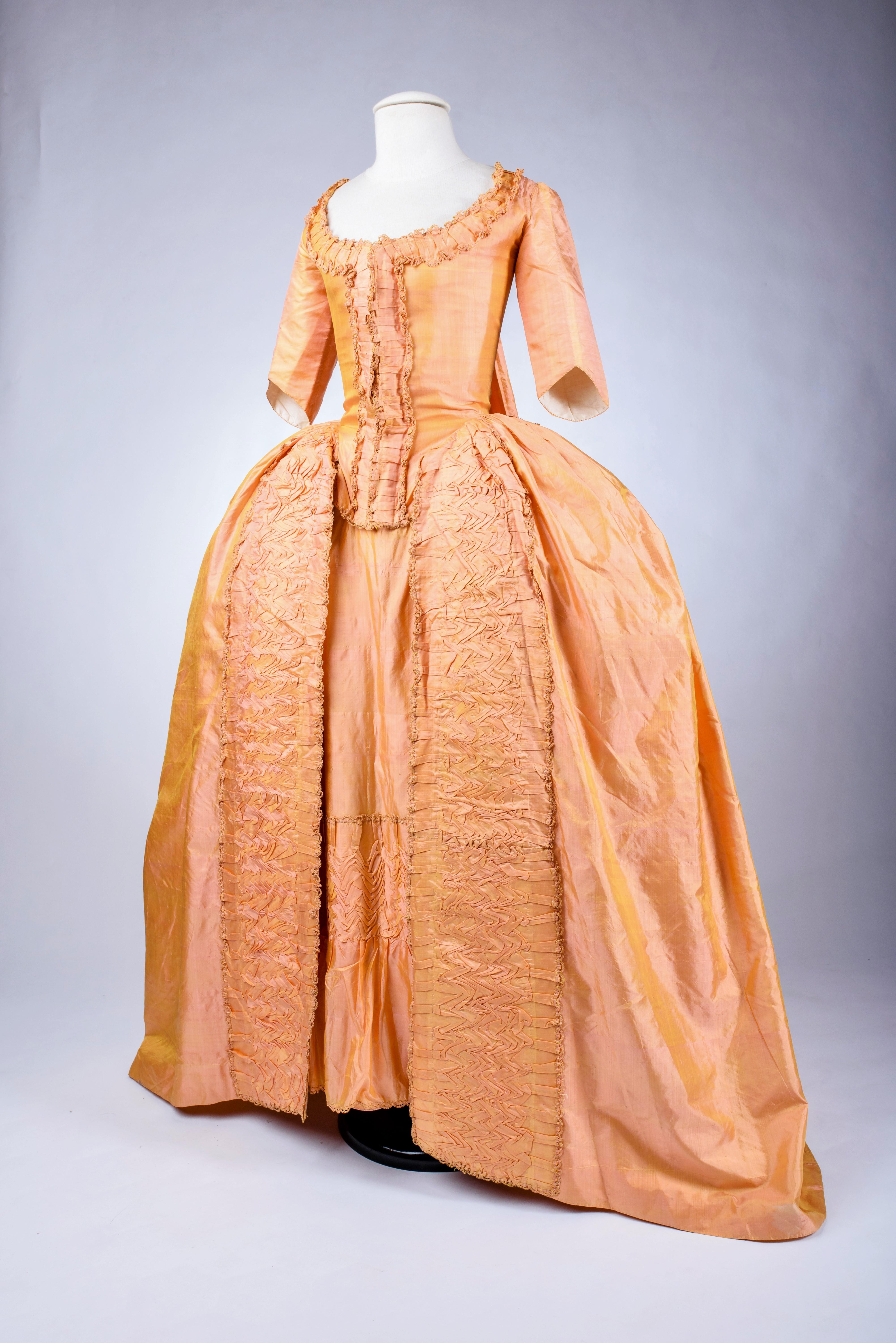 Women's A sack-back gown in changing taffeta Florence silk - French Circa 1785