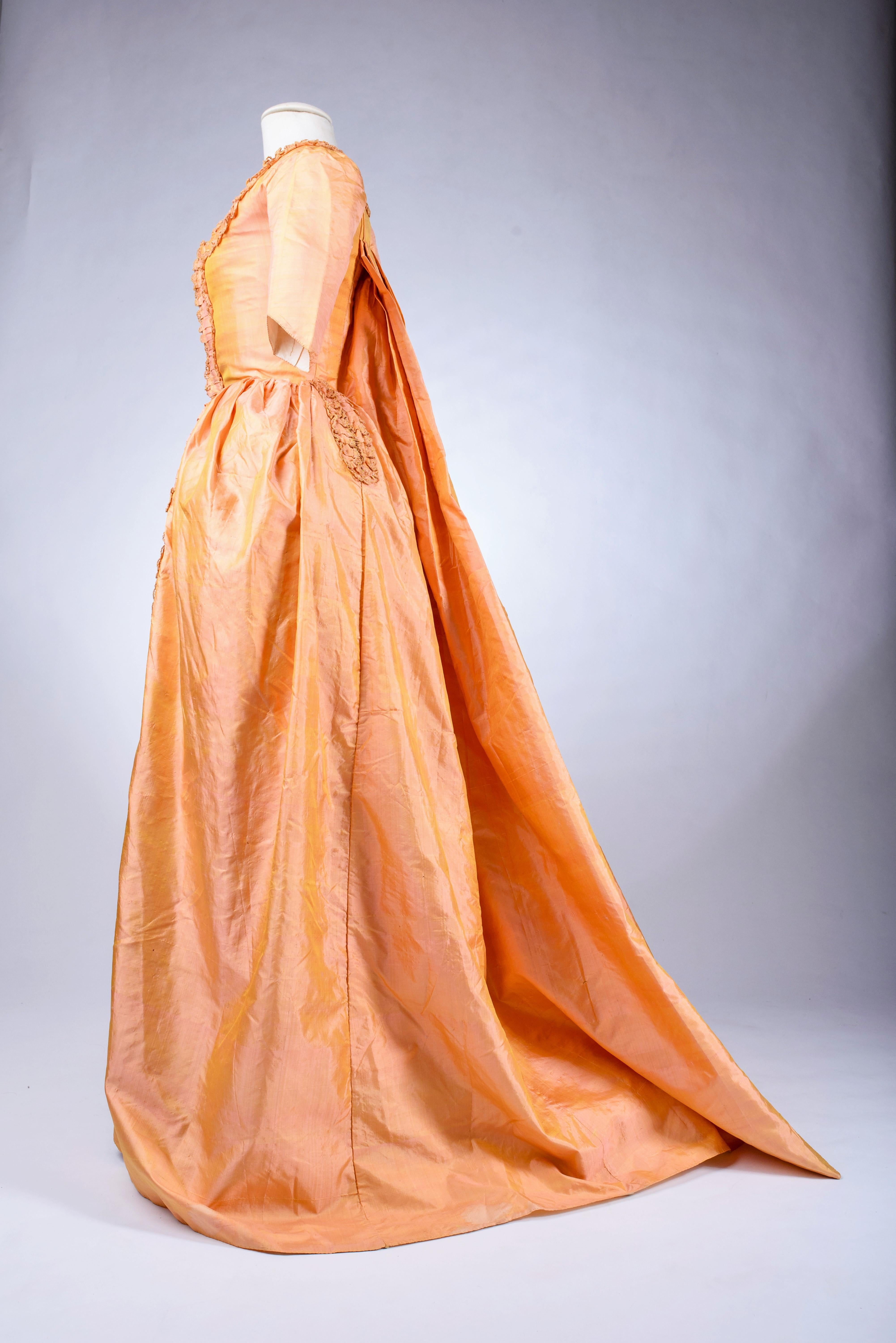 A sack-back gown in changing taffeta Florence silk - French Circa 1785 1