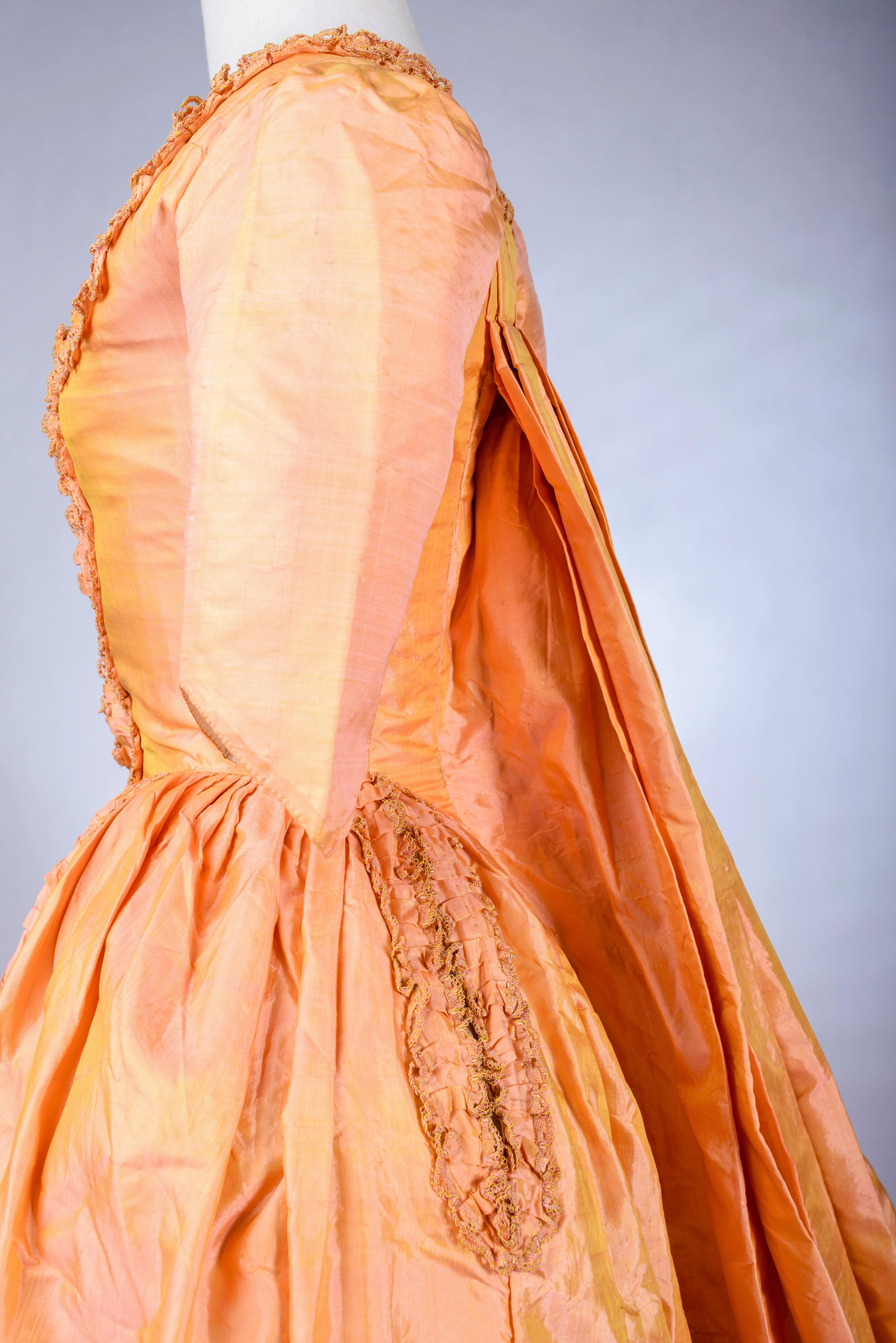 A sack-back gown in changing taffeta Florence silk - French Circa 1785 2